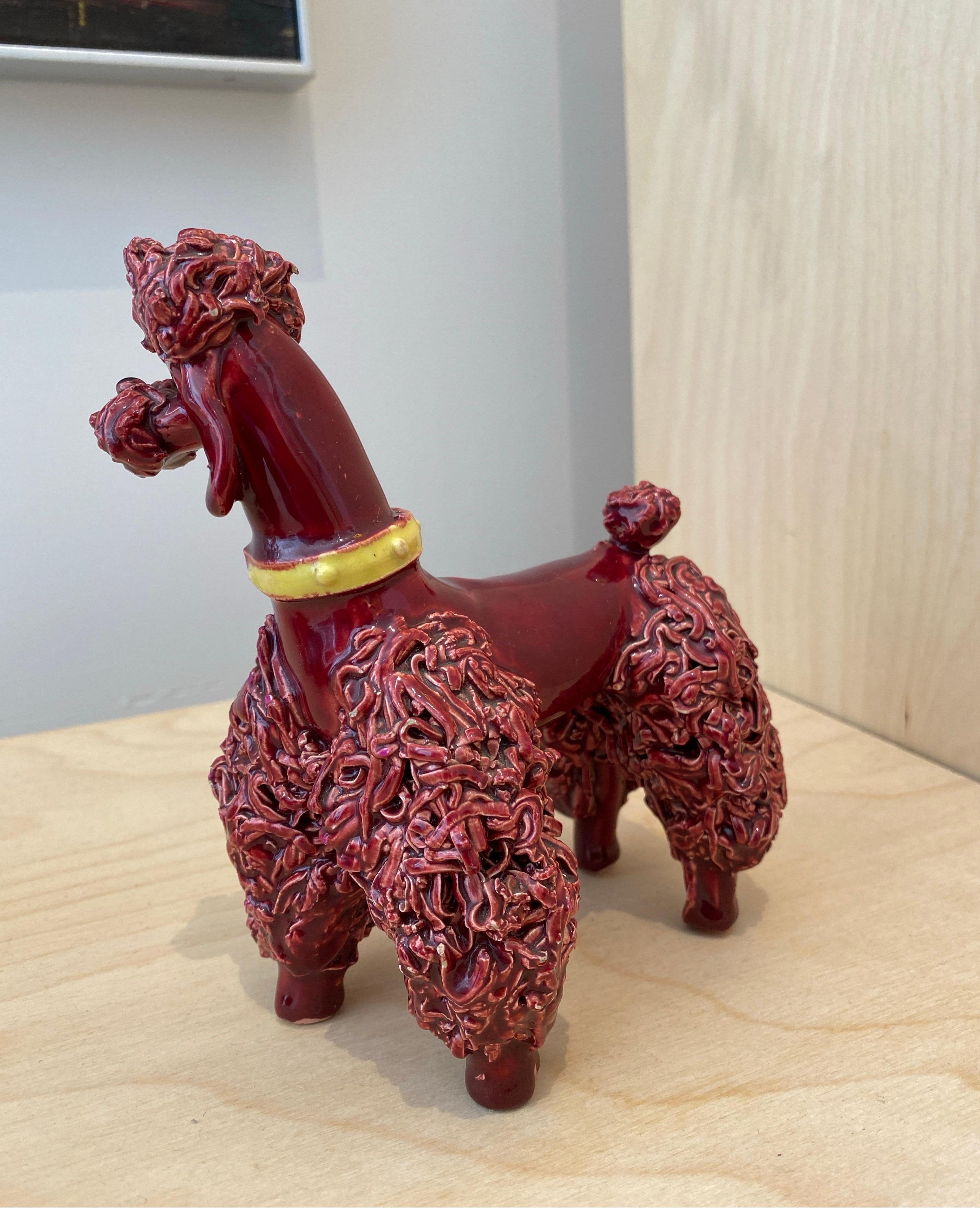 Mid-Century moderno Made in France Spaghetti Poodle Maroon con collare giallo 1950s 1960s in vendita