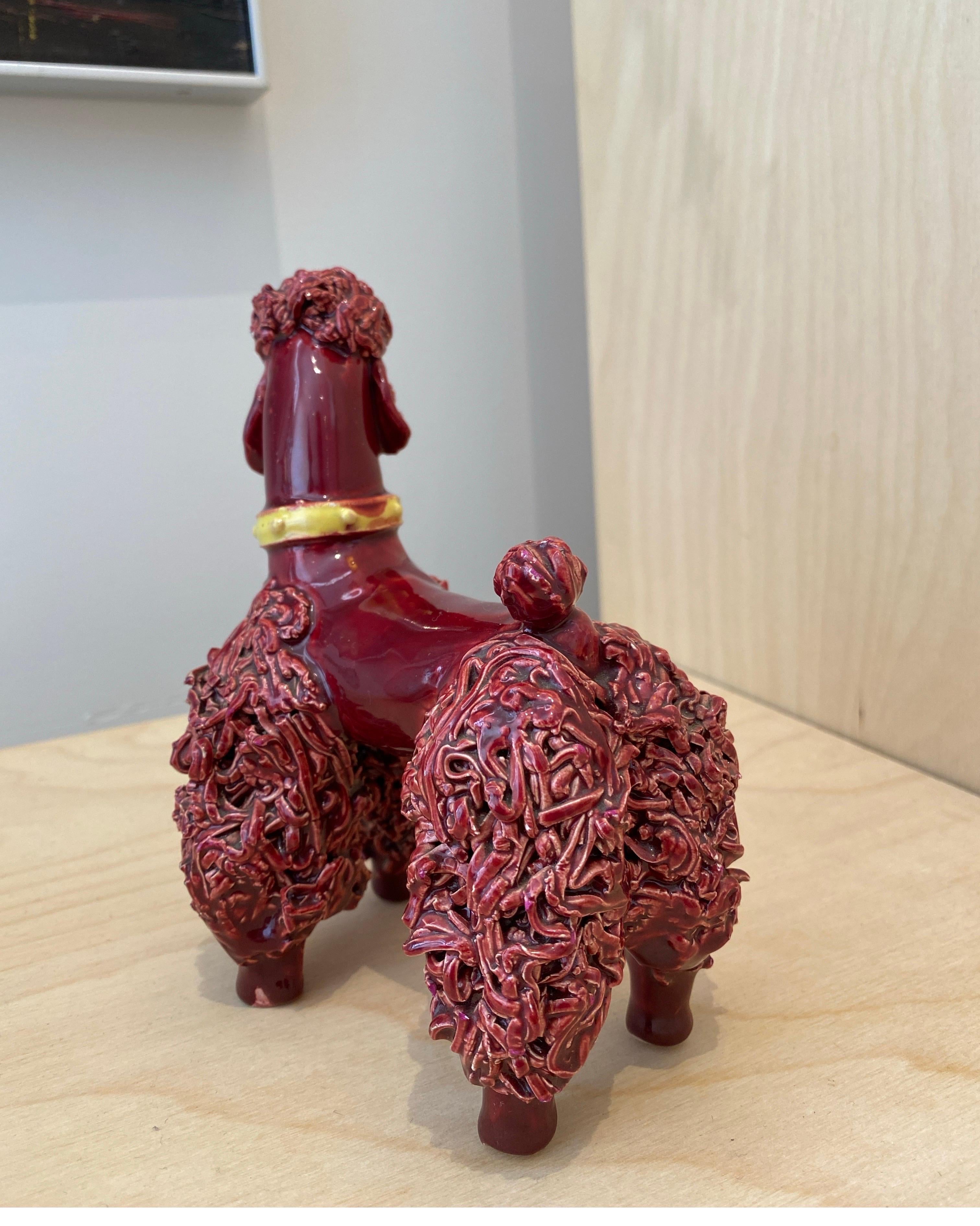 Smaltato Made in France Spaghetti Poodle Maroon con collare giallo 1950s 1960s in vendita