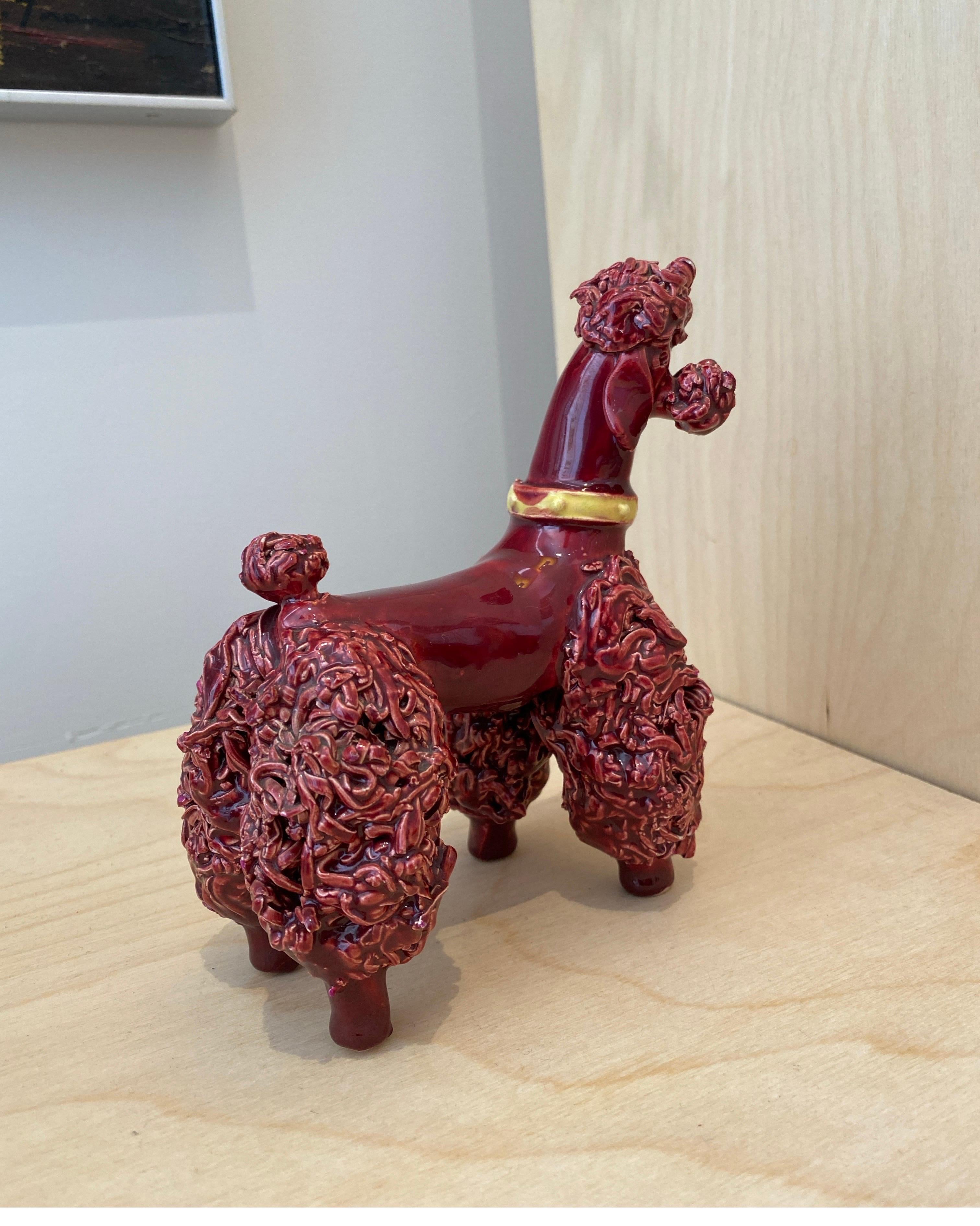 Metà XX secolo Made in France Spaghetti Poodle Maroon con collare giallo 1950s 1960s in vendita