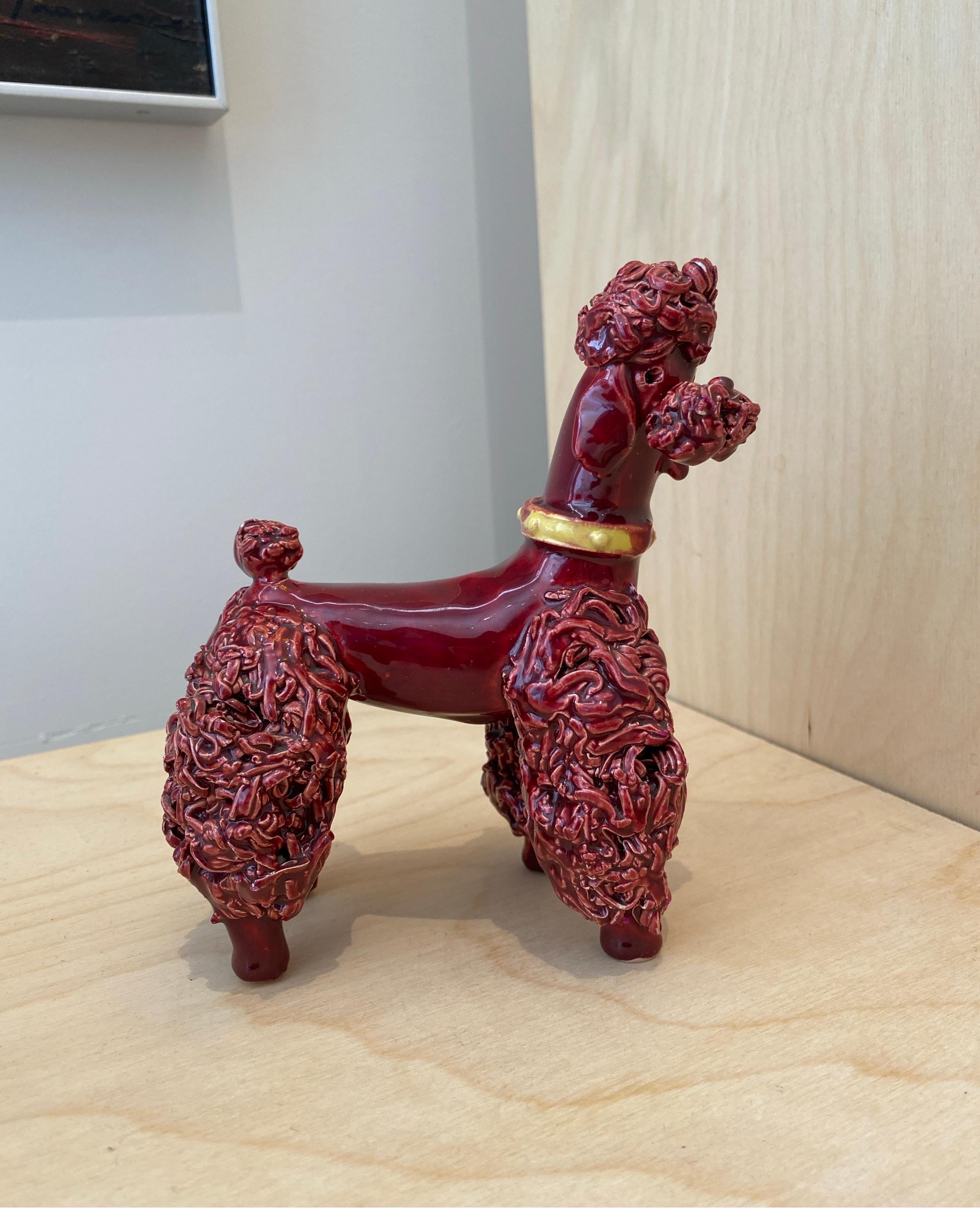 Ceramica Made in France Spaghetti Poodle Maroon con collare giallo 1950s 1960s in vendita
