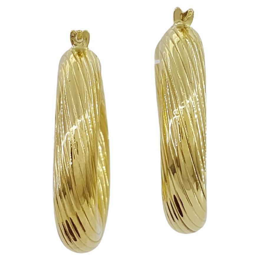 Orecchini a cerchio tondi intrecciati in oro giallo 18 carati Made in Italy In condizioni Nuovo in vendita a Chicago, IL