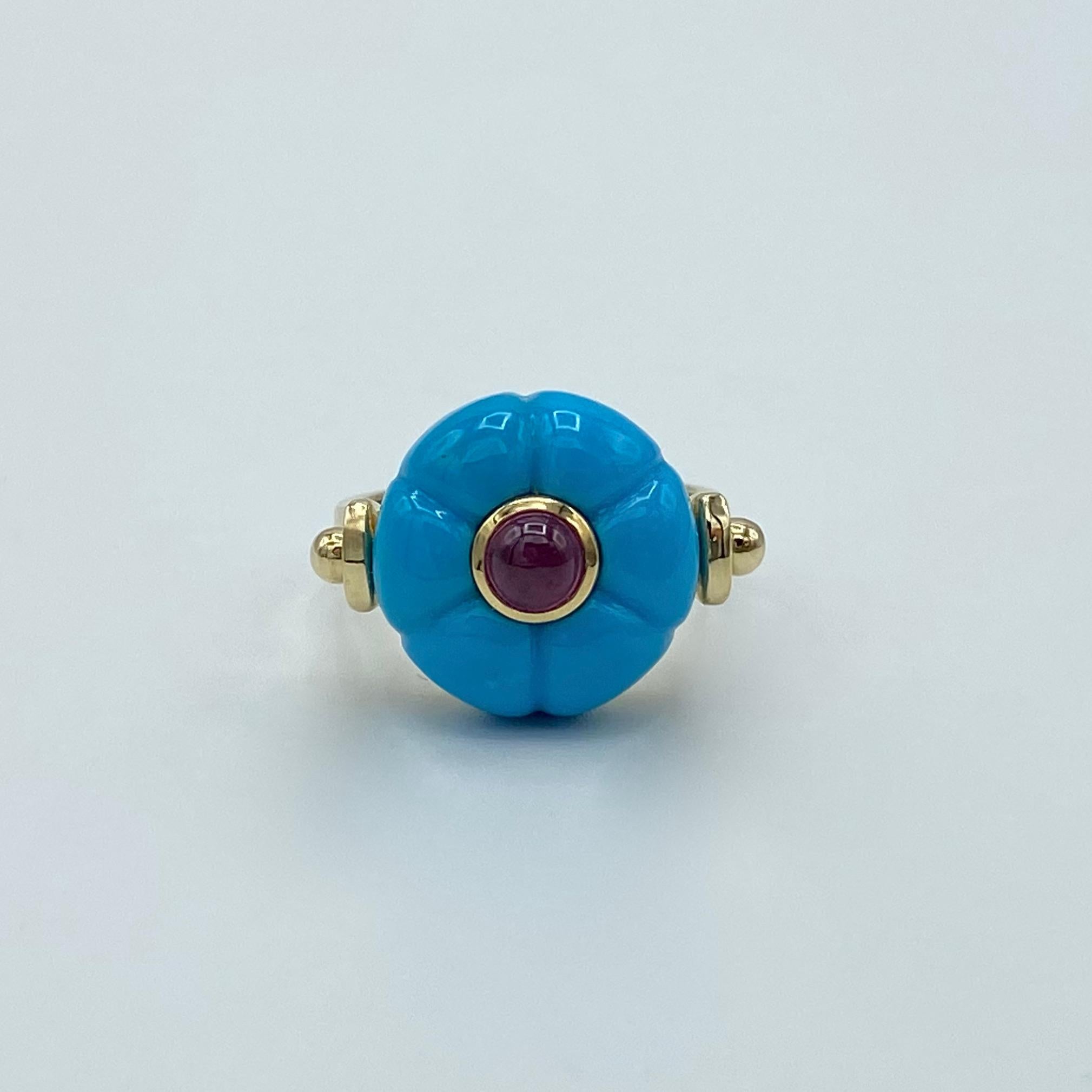 Made in Italy Gemstone Ruby Turquoise 18 Karat Gold Roman Style Ring
This ring has a design inspired by ancient Roman jewelry. The hand-cut central turquoise has an intense color and is native to Arizona.
The turquoise is as a domed flower and in