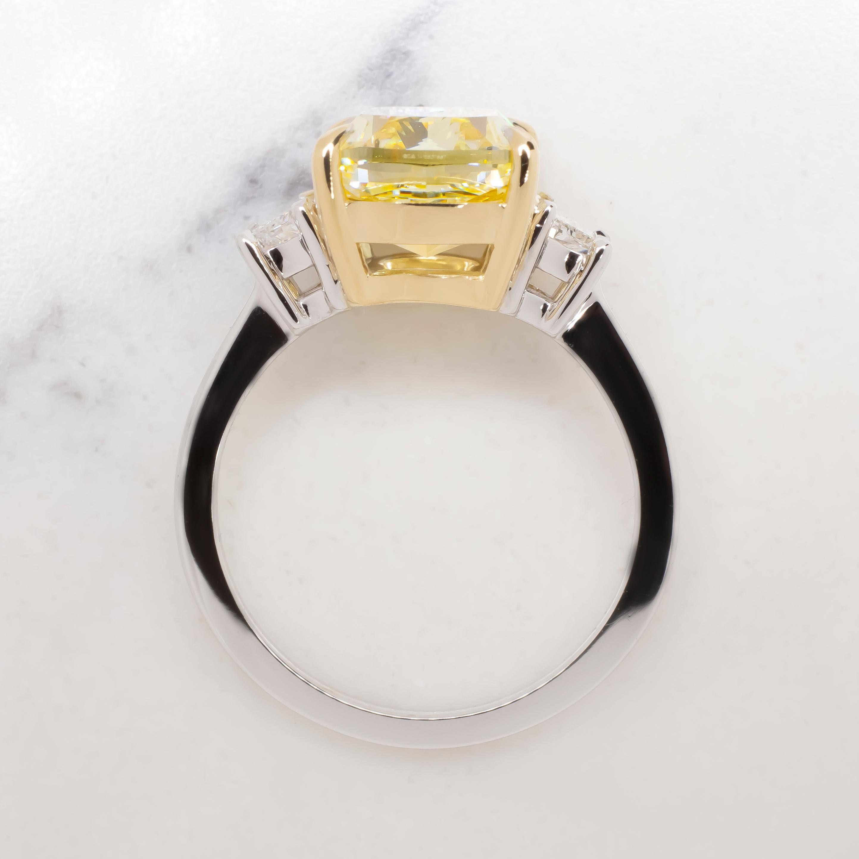 Taille coussin Bague en diamant jaune fantaisie de 6 carats de pureté VVS2, certifiée GIA, fabriquée en Italie en vente