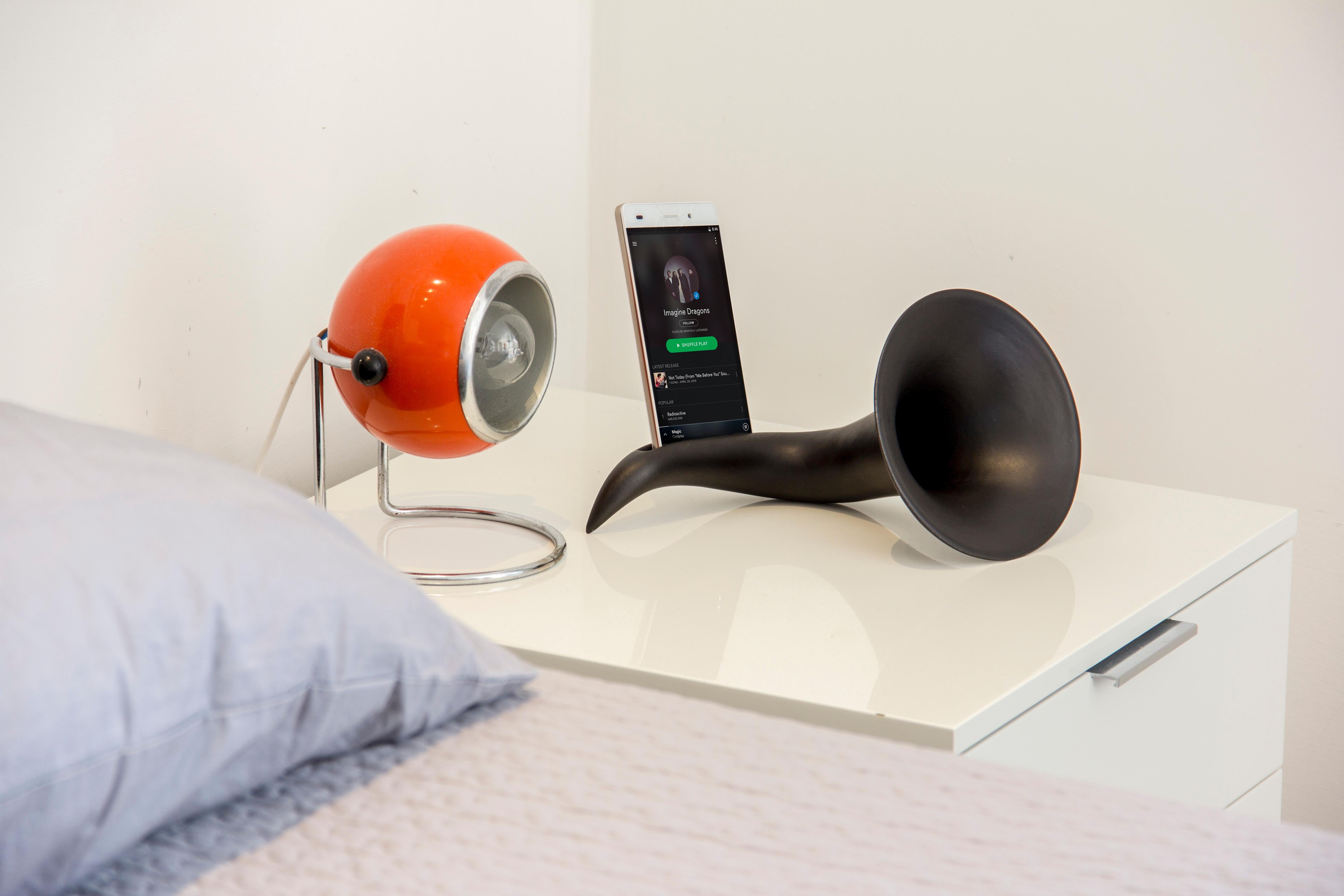 Sound Amplifier, Made in Italy, mattschwarze Keramik, anpassbarer Lautsprecher, 2022 (Handgefertigt) im Angebot
