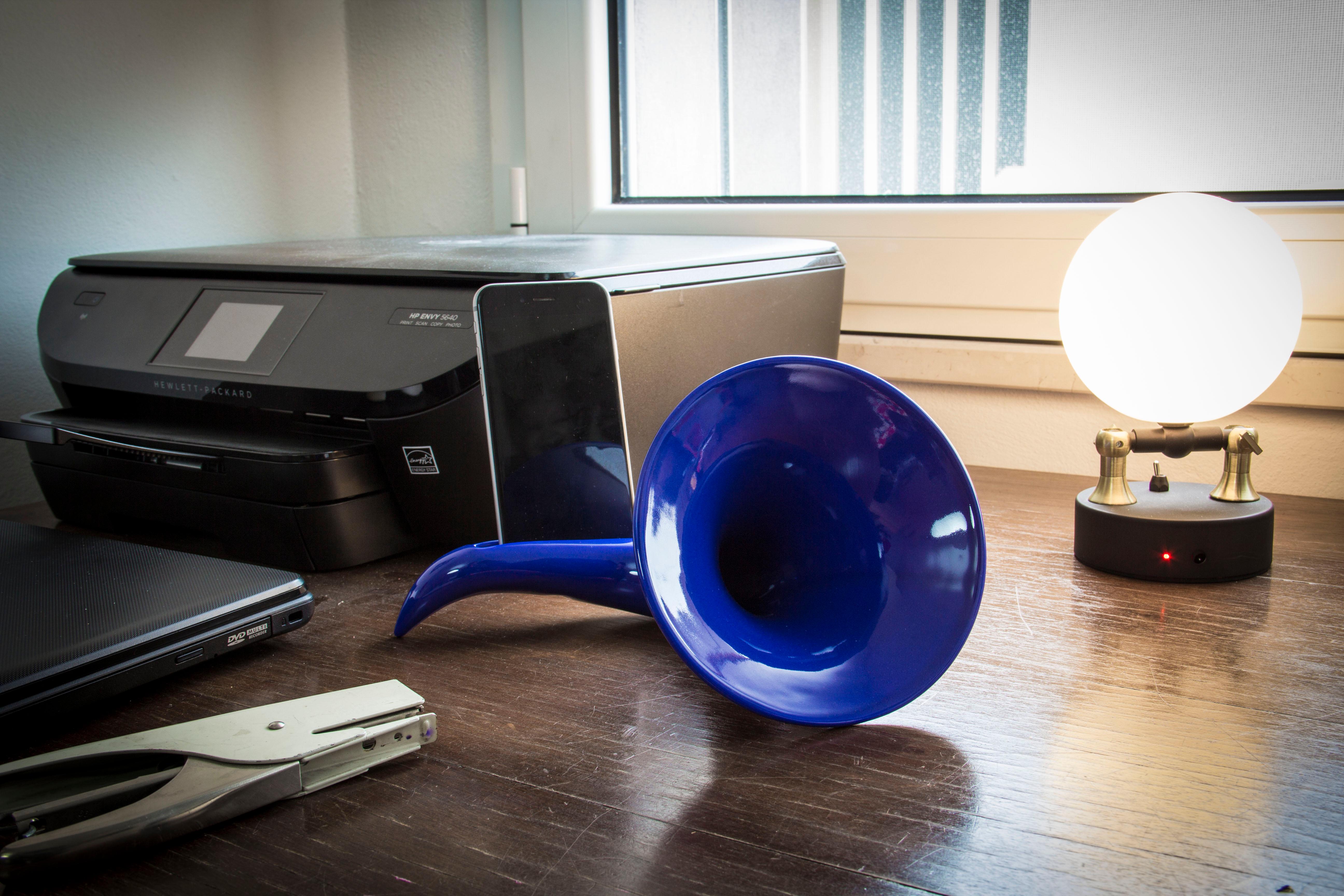 Sound Amplifier, aus Italien, reflektblauer Keramik, anpassbarer Lautsprecher, 2022 (Handgefertigt) im Angebot