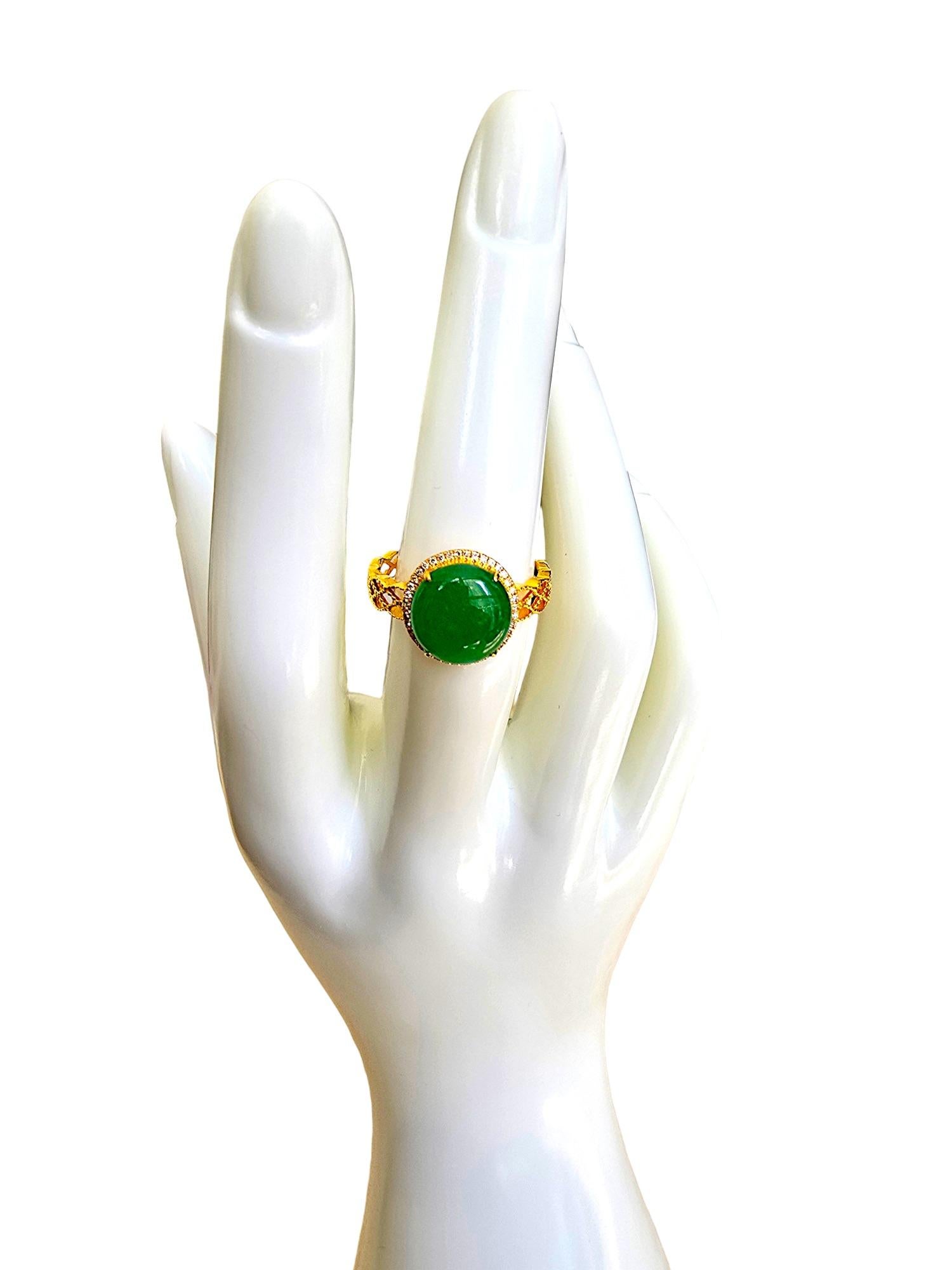 MADE IN JAPAN Certified Burmese A-Jade, Natural White Diamonds and 18K Gold In New Condition For Sale In Kowloon, HK
