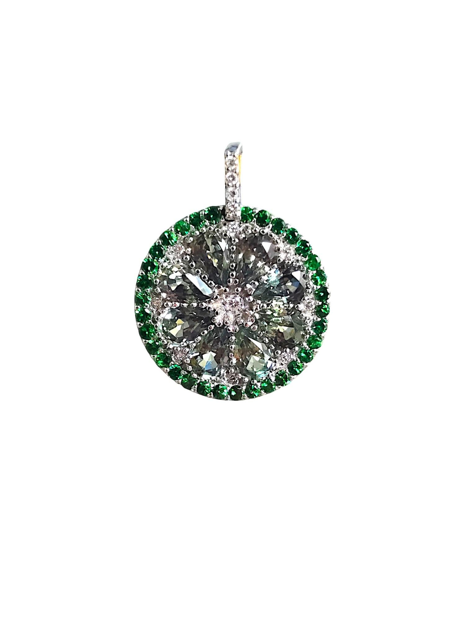 Anhänger 18K WH Gold, hergestellt in JAPAN, zertifizierter grüner Saphir, Peridot und Diamant im Angebot 5