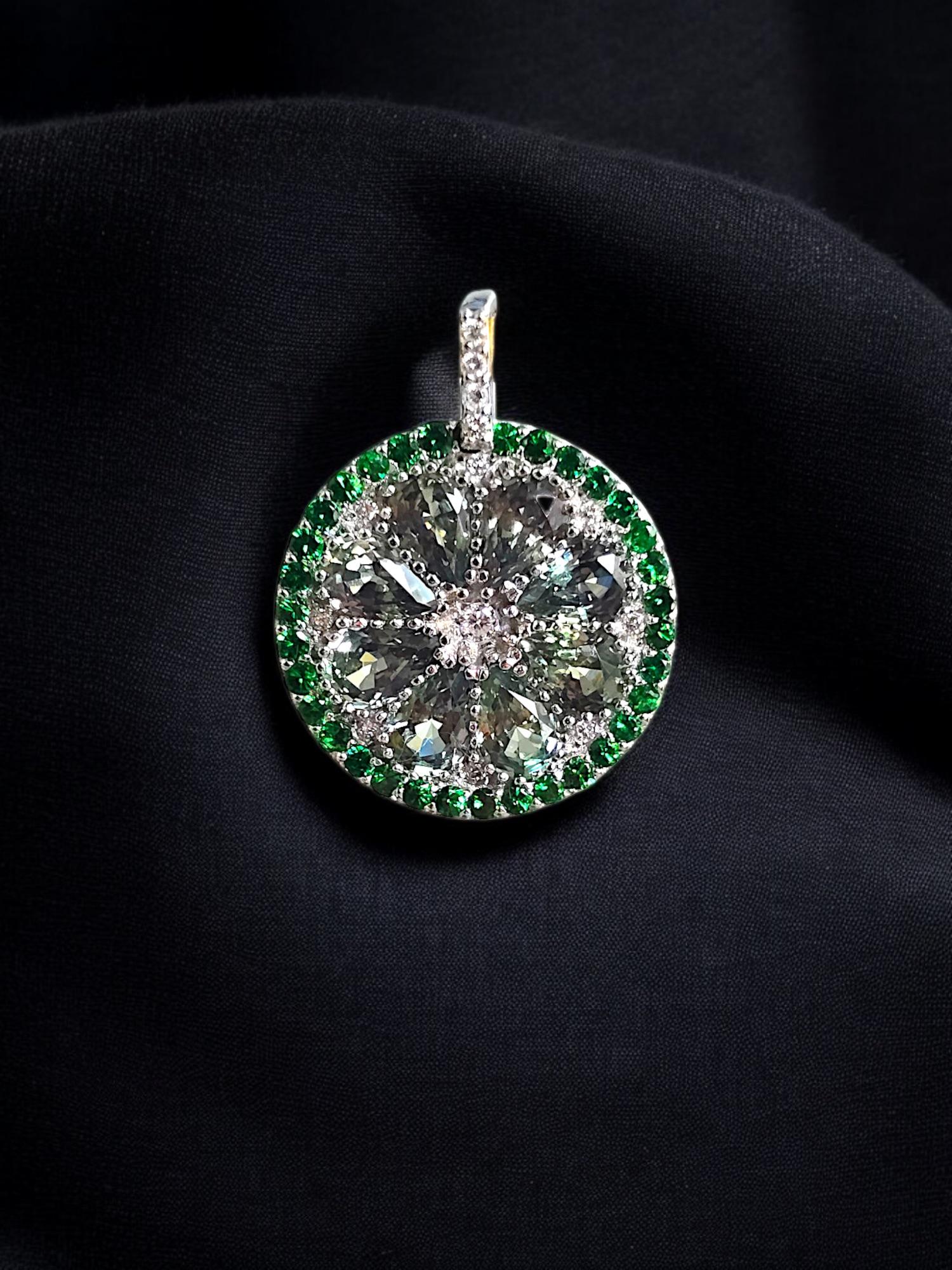 Anhänger 18K WH Gold, hergestellt in JAPAN, zertifizierter grüner Saphir, Peridot und Diamant im Angebot 6