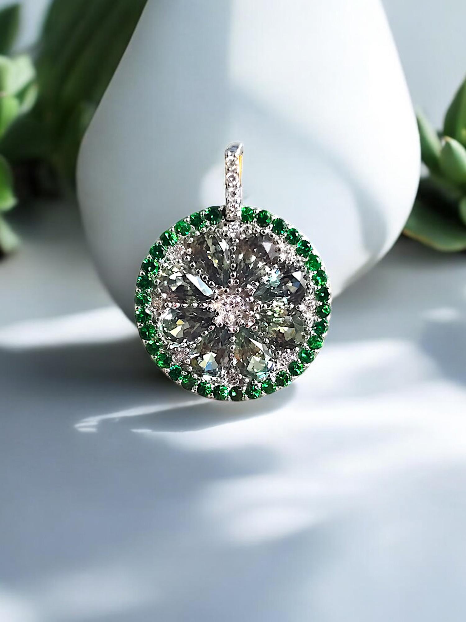 Anhänger 18K WH Gold, hergestellt in JAPAN, zertifizierter grüner Saphir, Peridot und Diamant im Angebot 7