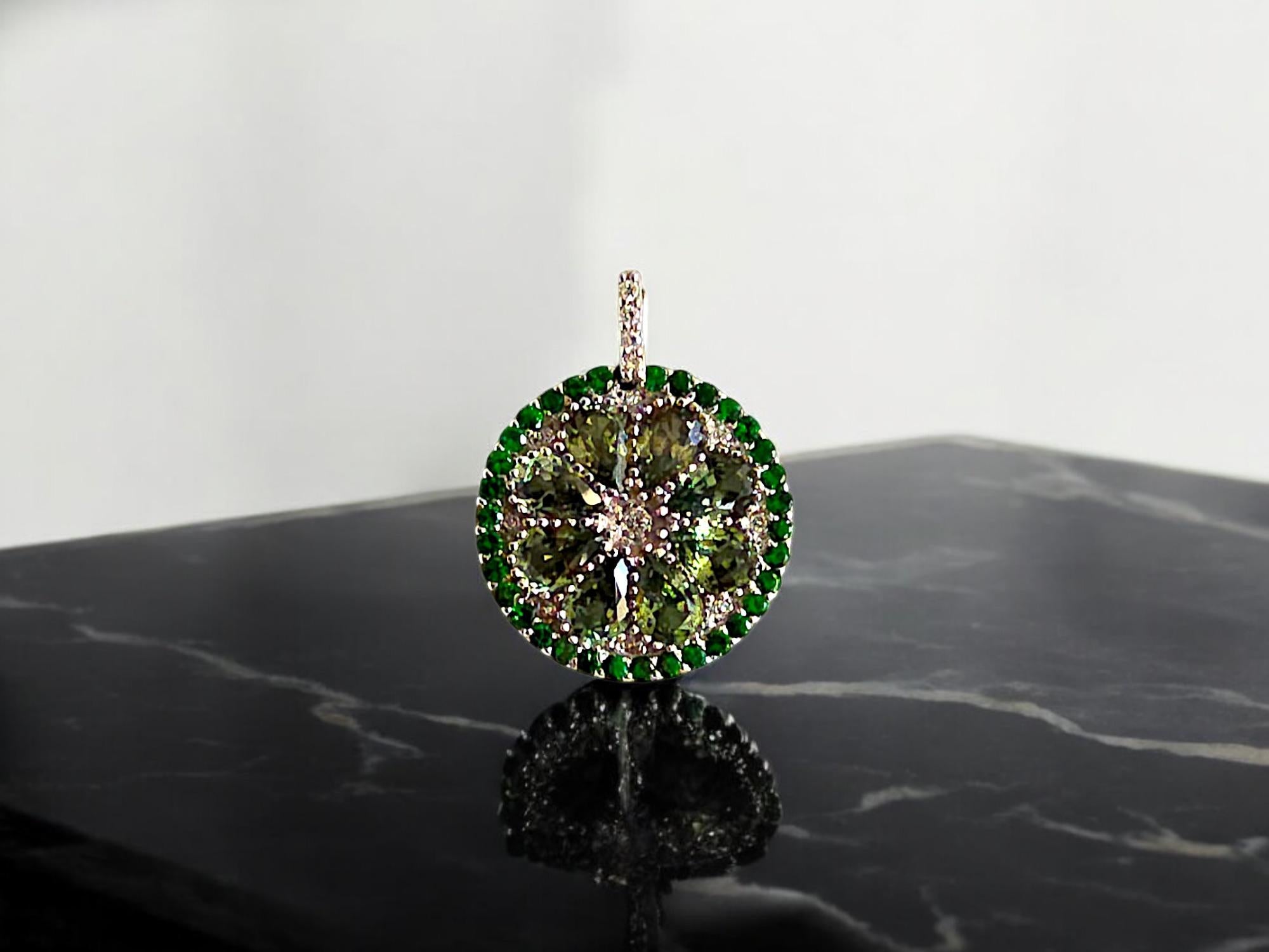 Zertifizierter Anhänger mit birnenförmigen grünen Saphiren, runden Peridots und weißen runden VS-Diamanten und 18K Solid White Gold (MADE IN JAPAN)

Ein einmaliges Unikat. Mit natürlichen, alltäglichen Elementen als Motiv haben wir den Anhänger 'A