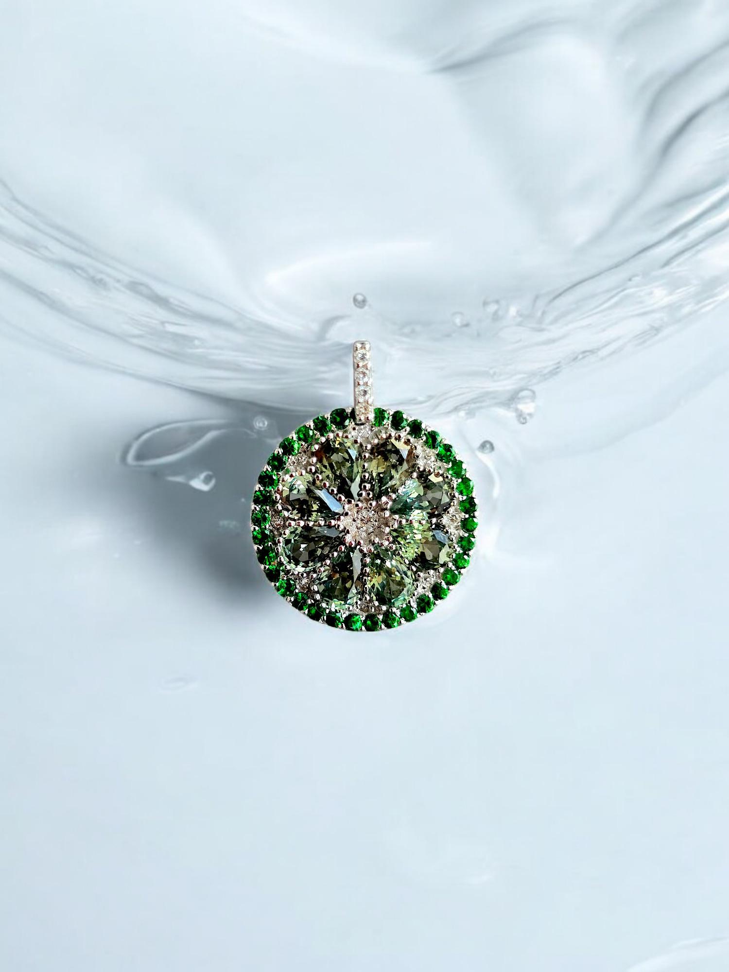 Anhänger 18K WH Gold, hergestellt in JAPAN, zertifizierter grüner Saphir, Peridot und Diamant im Zustand „Neu“ im Angebot in Kowloon, HK