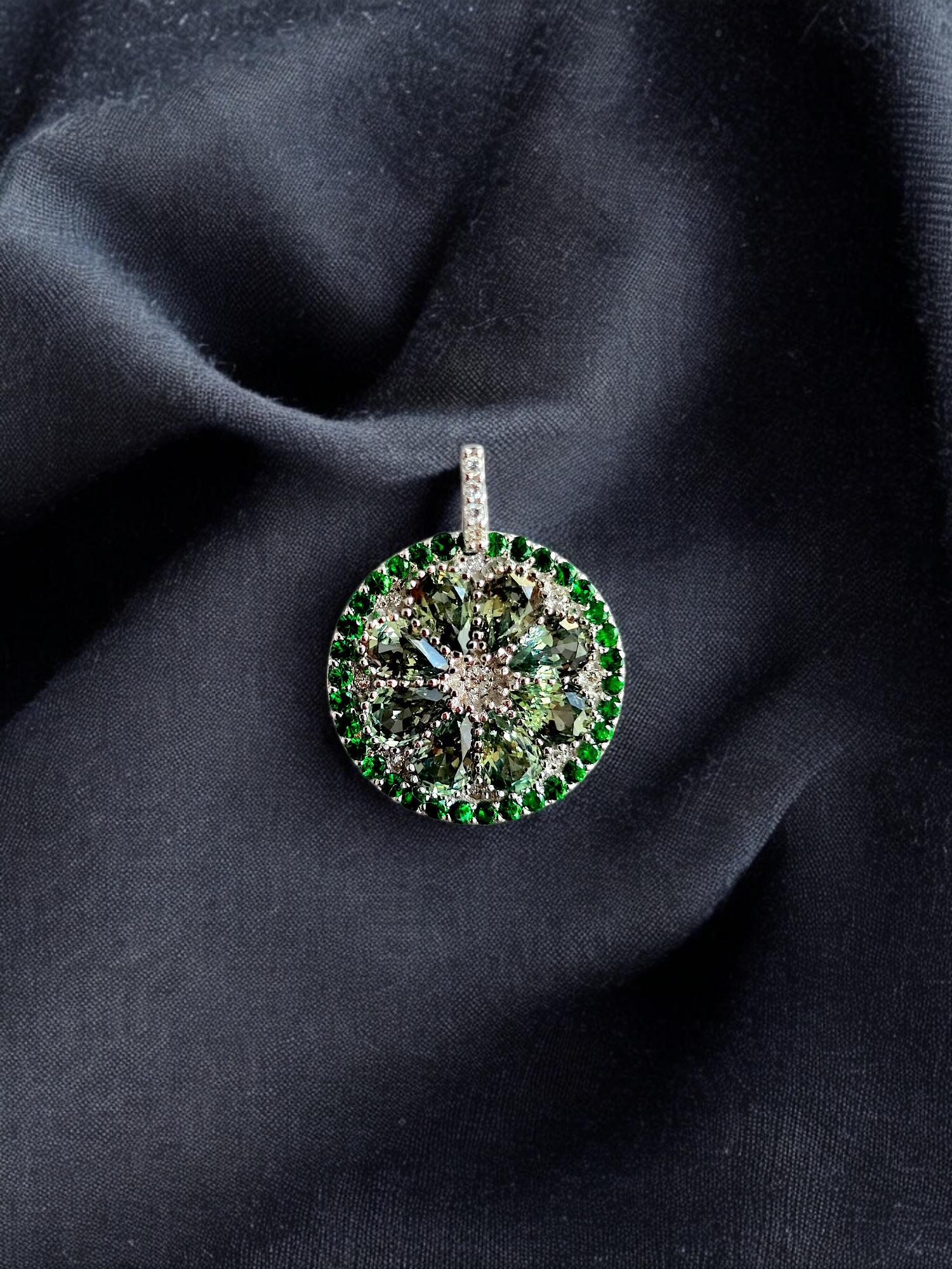 Anhänger 18K WH Gold, hergestellt in JAPAN, zertifizierter grüner Saphir, Peridot und Diamant für Damen oder Herren im Angebot