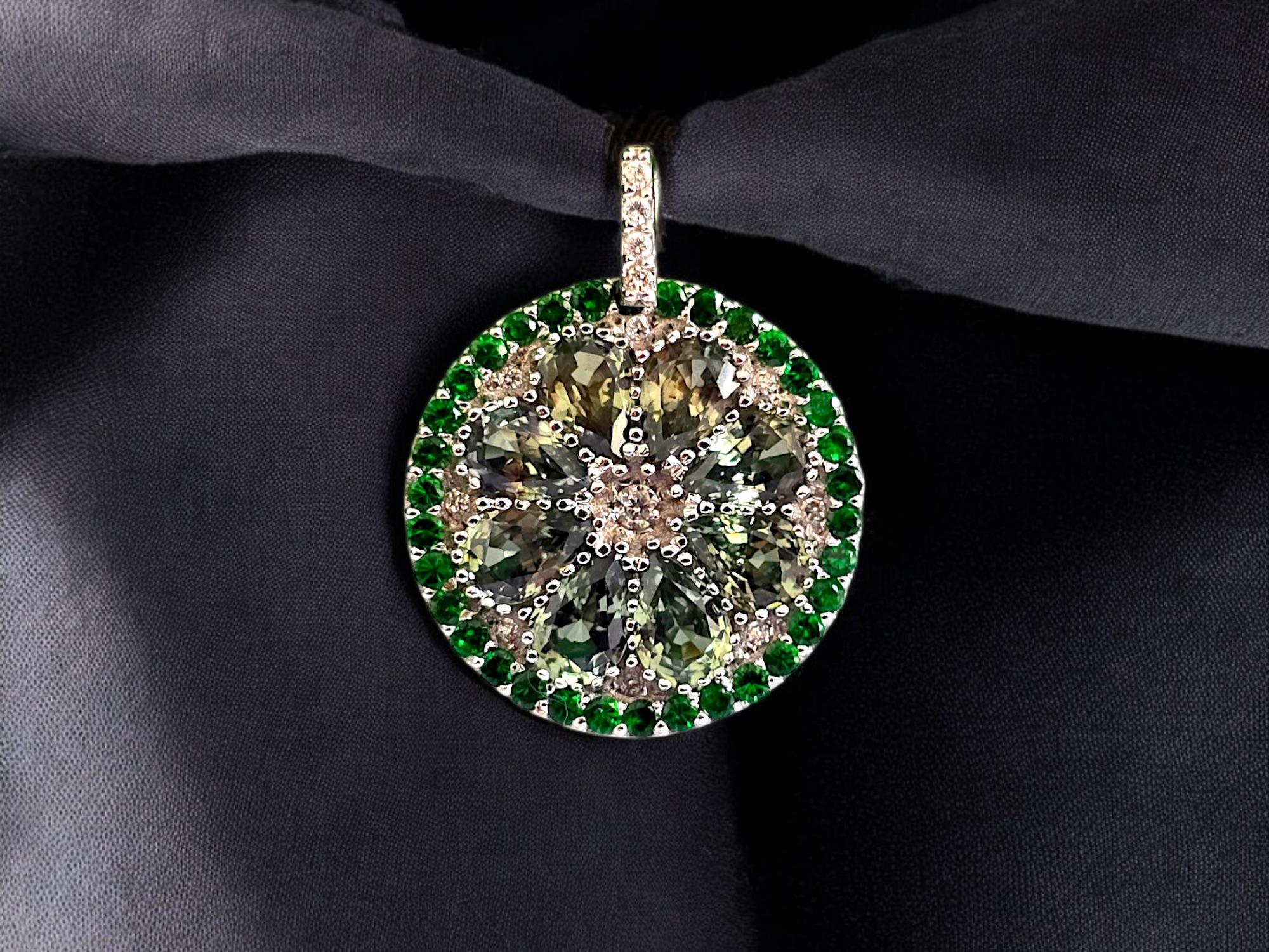 Anhänger 18K WH Gold, hergestellt in JAPAN, zertifizierter grüner Saphir, Peridot und Diamant im Angebot 1