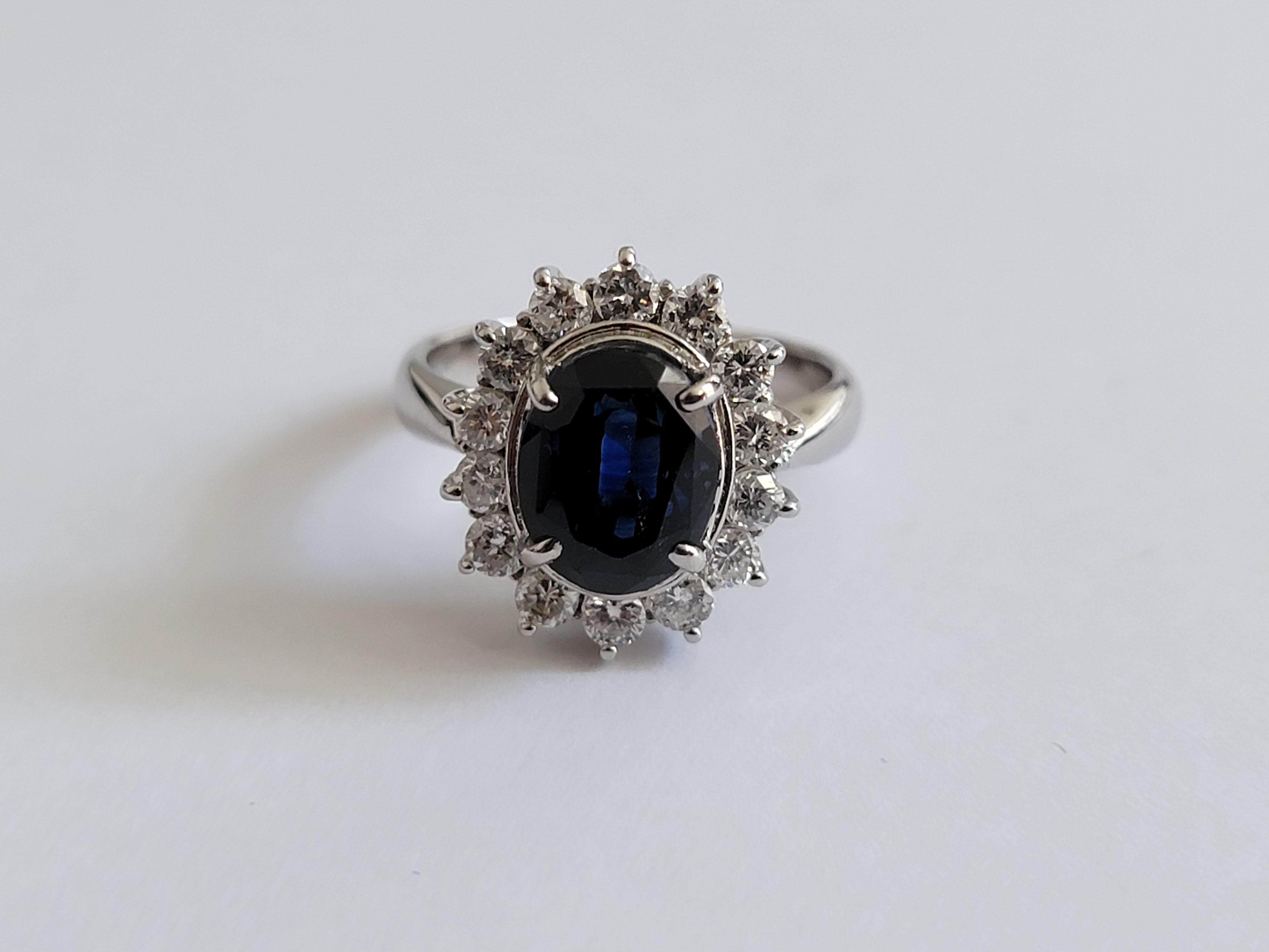 Made in Japan- Ceylon Blue Sapphire Ring with Platinum 900 and White VS Diamonds For Sale 4