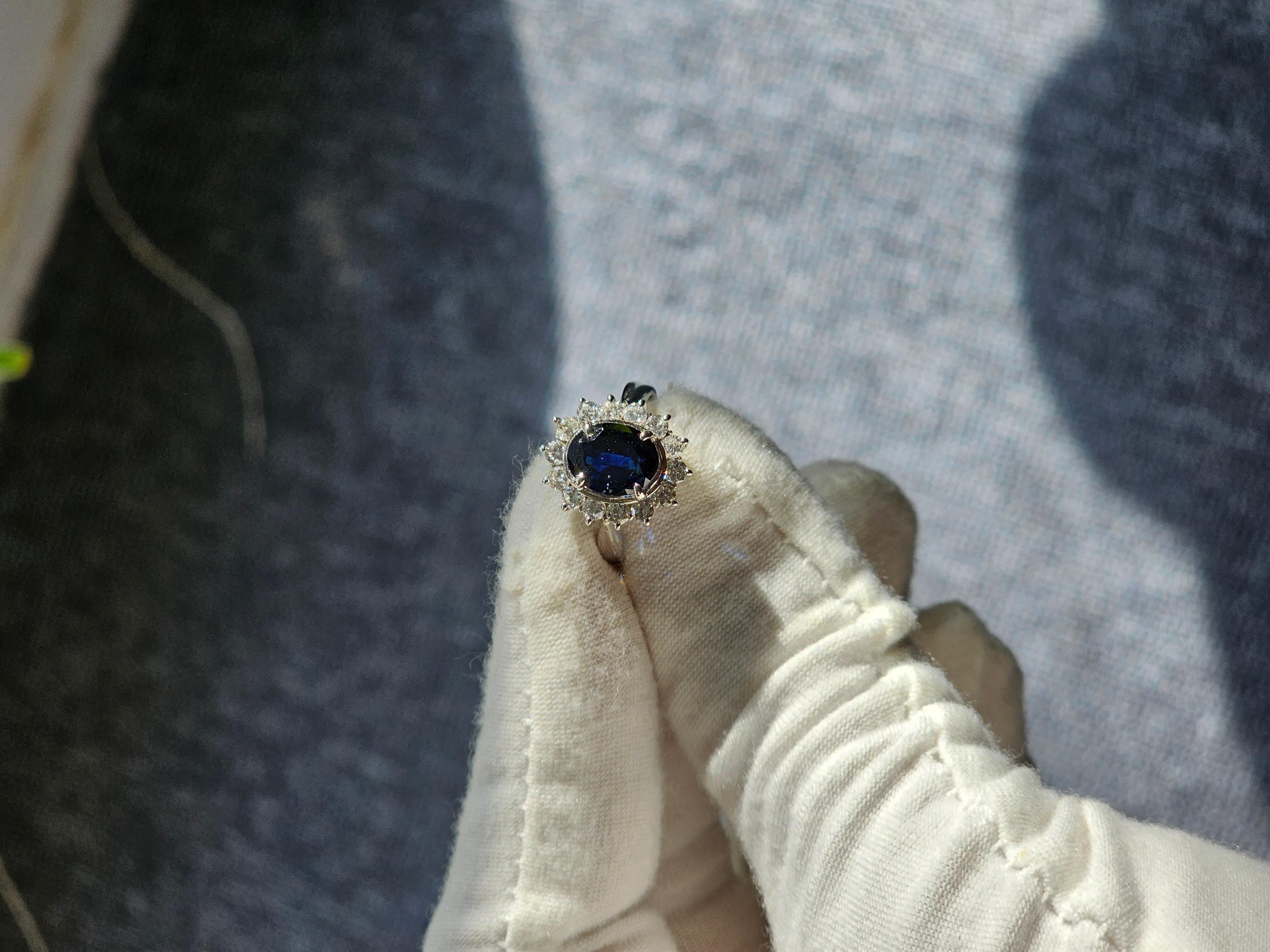 Made in Japan- Ceylon Blue Sapphire Ring with Platinum 900 and White VS Diamonds For Sale 5
