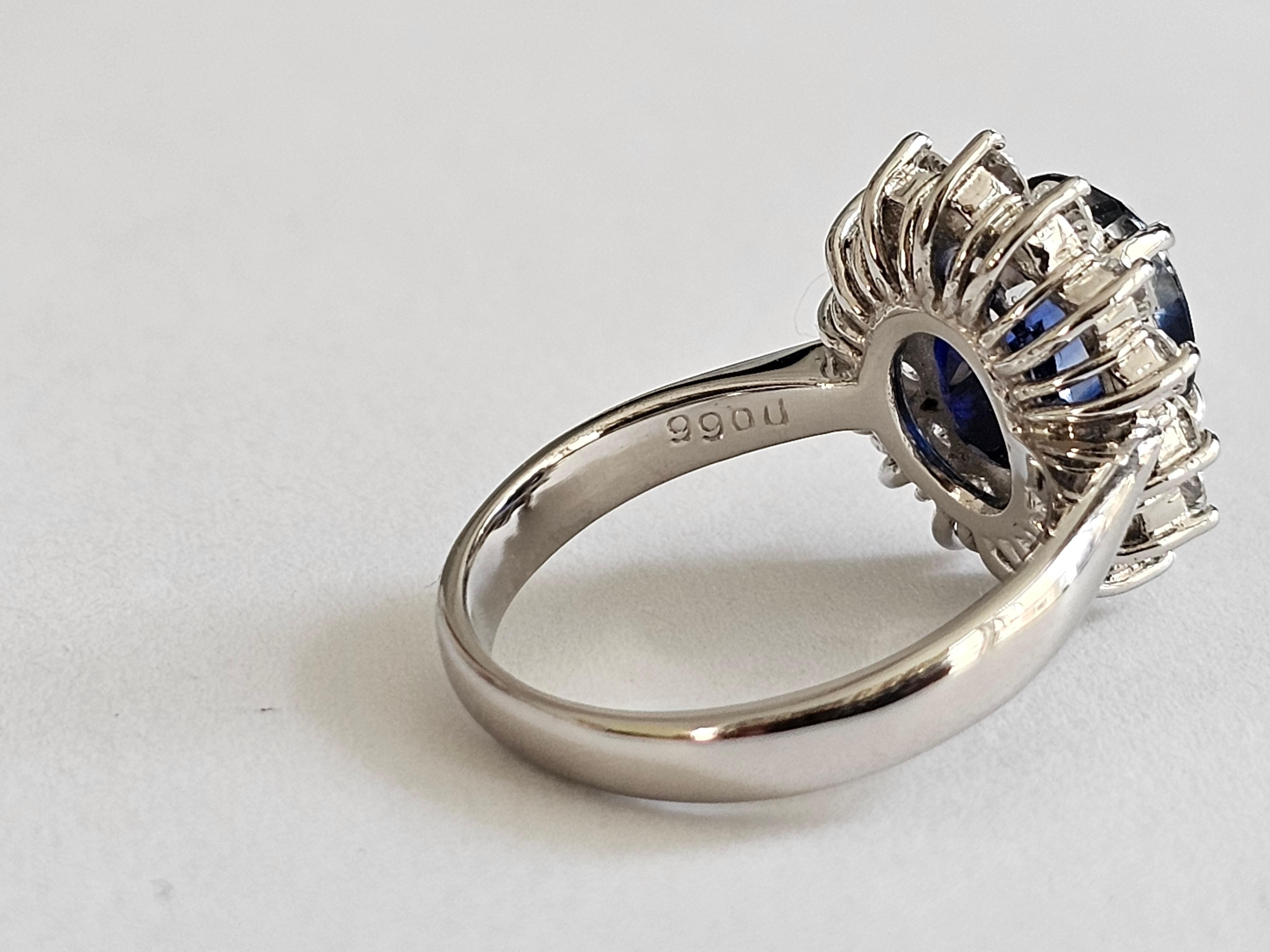 Hergestellt in Japan - Ceylon Blauer Saphir Ring mit Platin 900 und weißen VS Diamanten (Ovalschliff) im Angebot