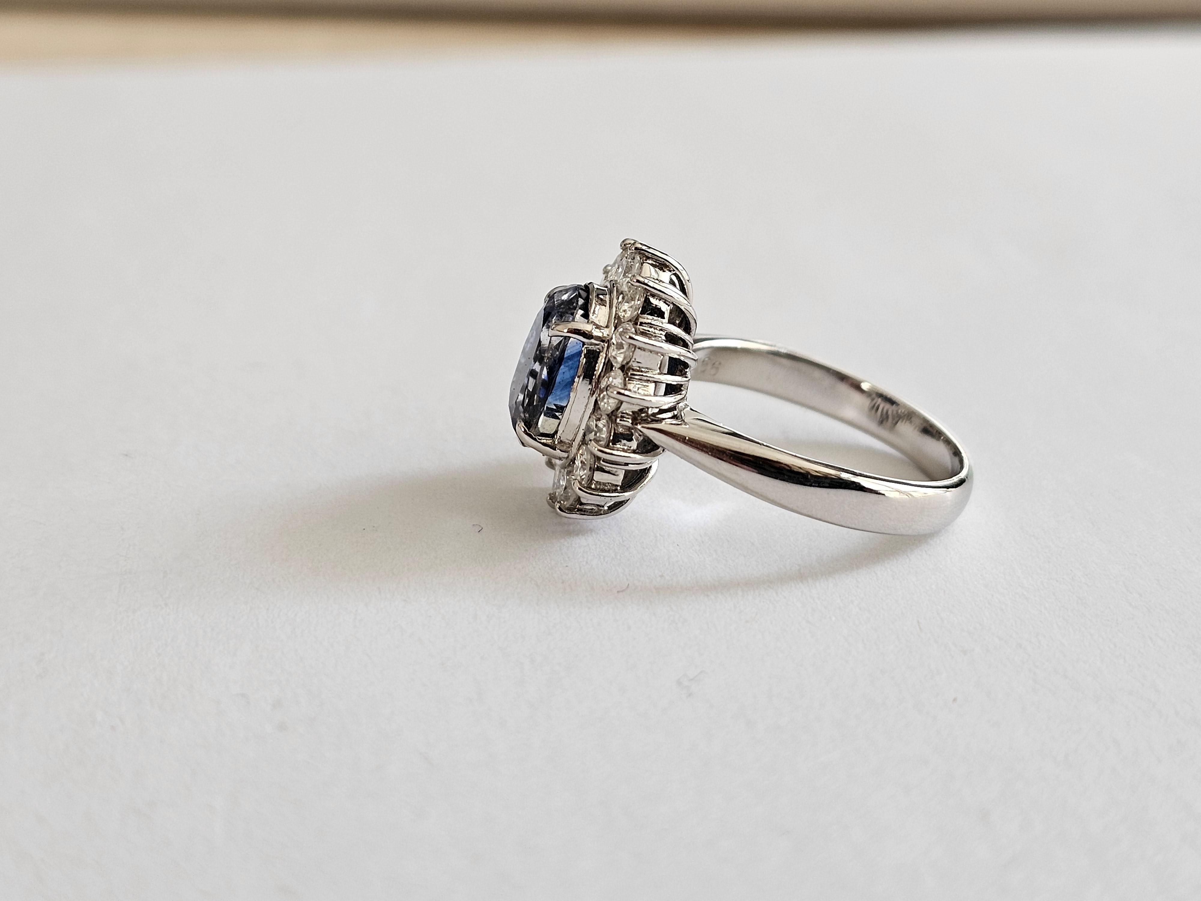 Women's or Men's Made in Japan- Ceylon Blue Sapphire Ring with Platinum 900 and White VS Diamonds For Sale