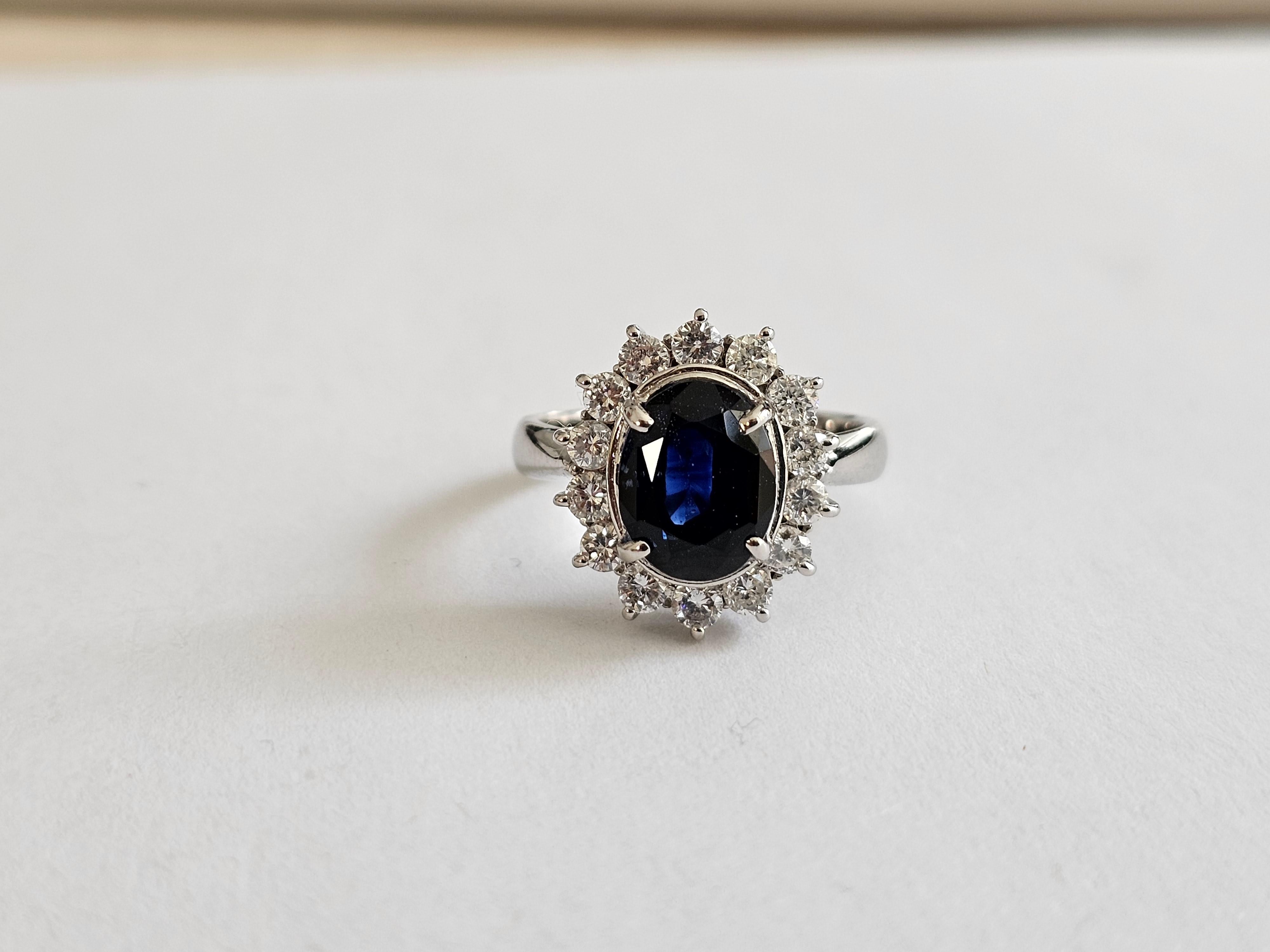 Made in Japan- Ceylon Blue Sapphire Ring with Platinum 900 and White VS Diamonds For Sale 2