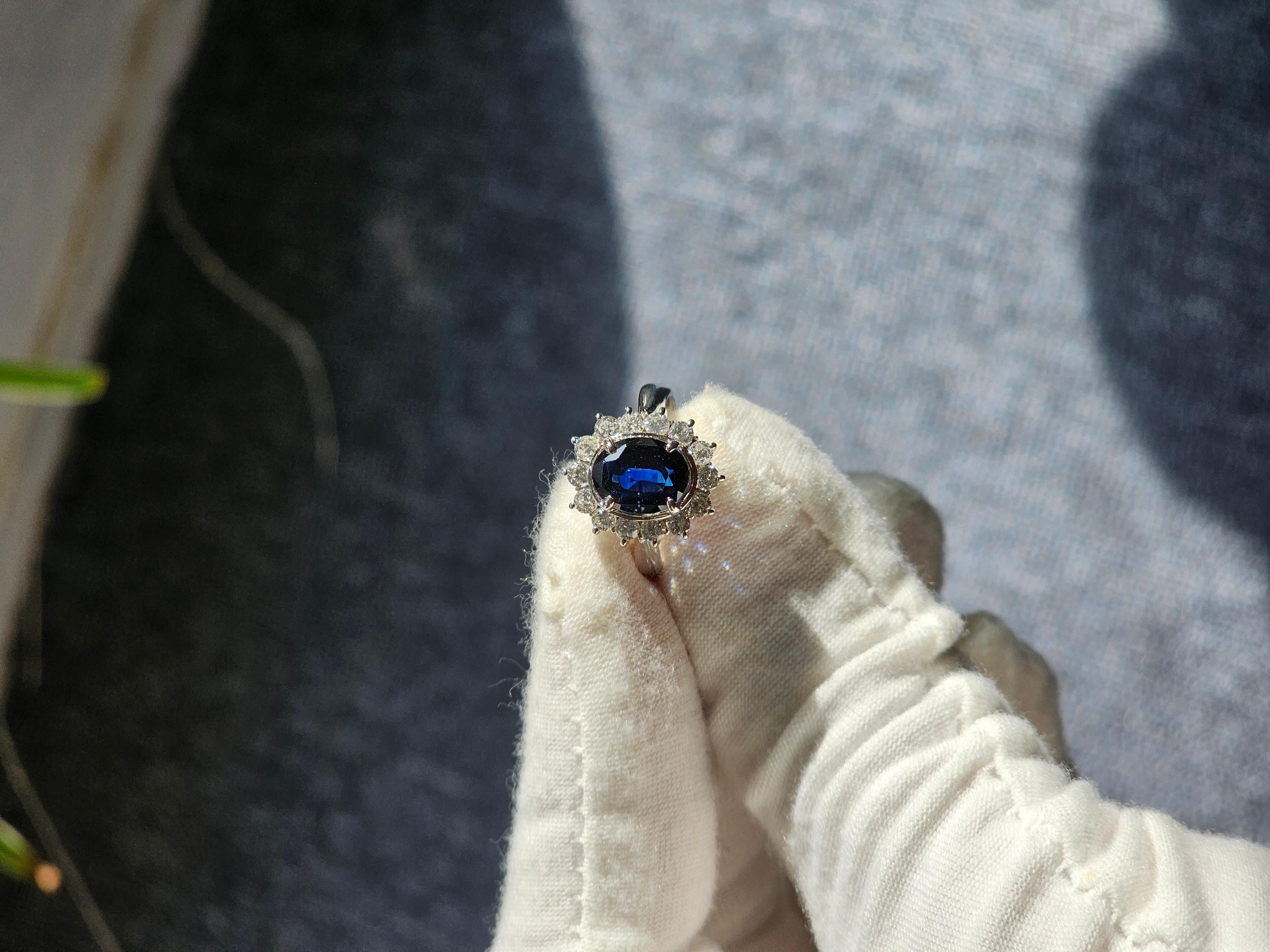 Made in Japan- Ceylon Blue Sapphire Ring with Platinum 900 and White VS Diamonds For Sale 3