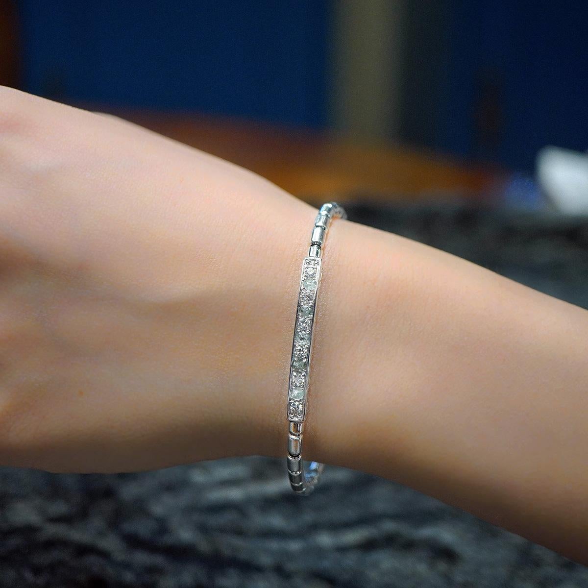 Taille ronde Bracelet extensible en or blanc 18 carats et diamants bruts, fabriqué au Japon en vente