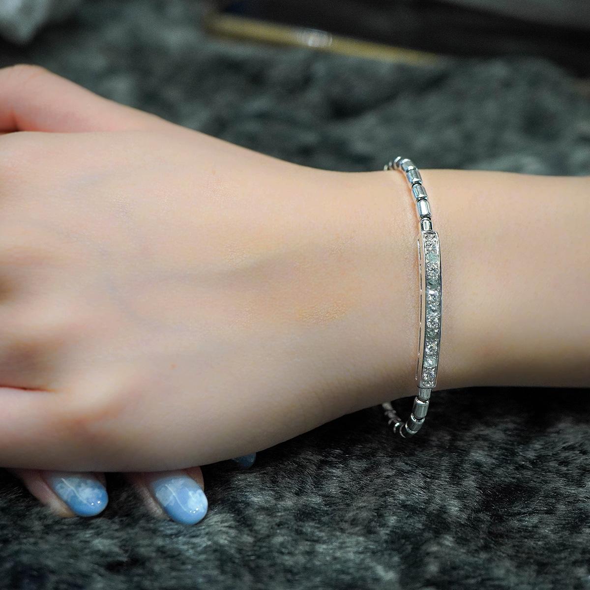 Bracelet extensible en or blanc 18 carats et diamants bruts, fabriqué au Japon Neuf - En vente à Hung Hom, HK