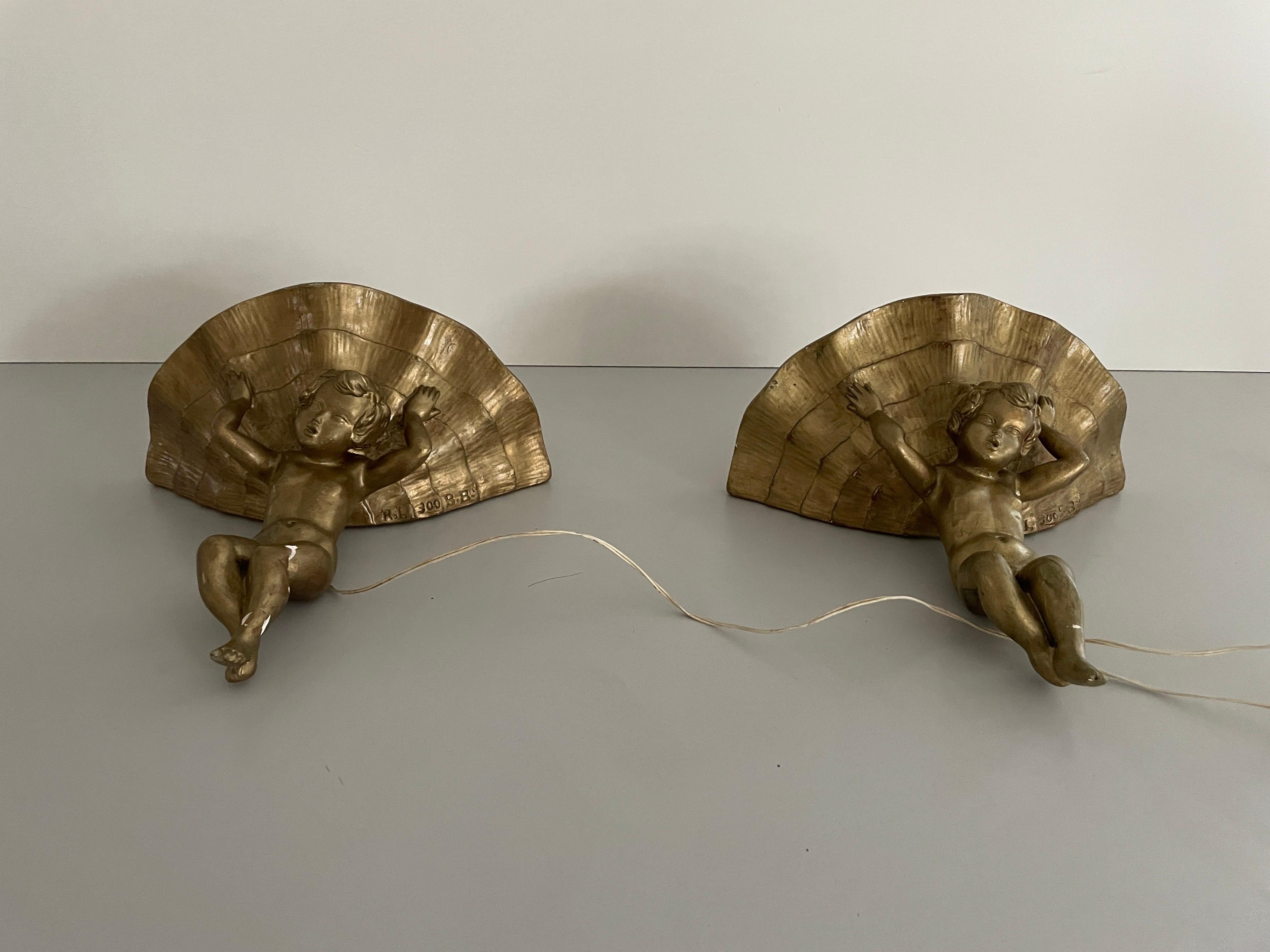 Mid-Century Modern Paire d'appliques en plâtre de couleur or en sculpture d'ange, années 1960, Italie en vente