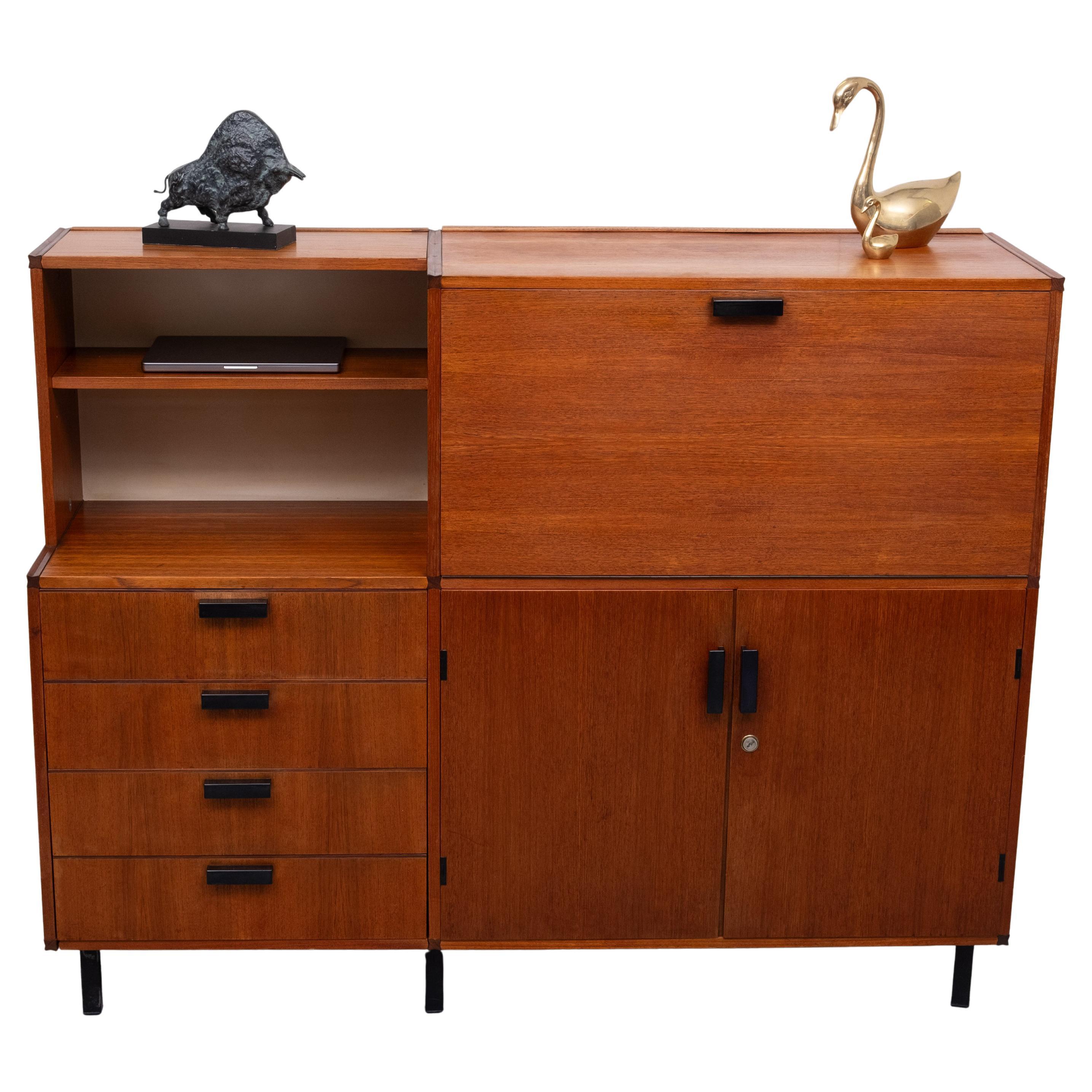 Precioso armario Pastoe hecho a medida por Cees Braakman. Muy bien diseñado y completamente desmontable, puede disponerse de forma diferente o ampliarse, es decir, realmente un mueble a medida. El mueble es de teca y tiene 4 cajones de contrachapado
