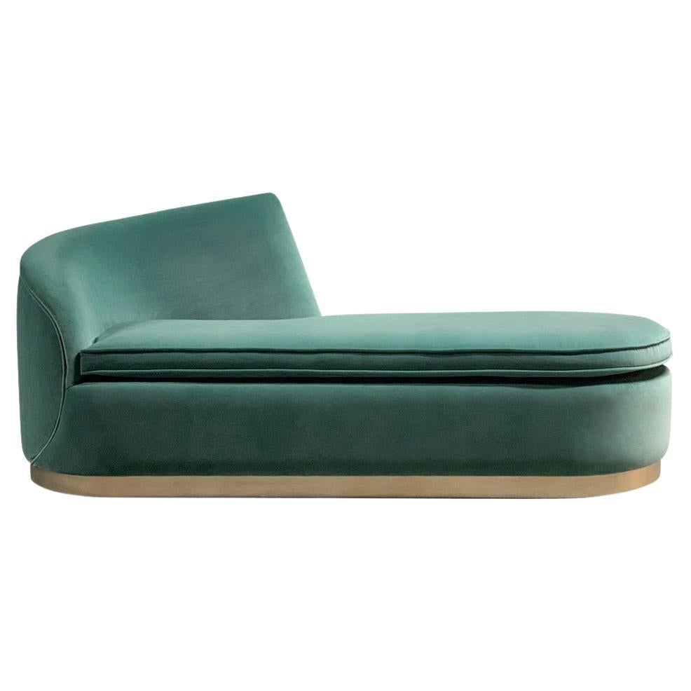 Fully customizable chaise longue, elegant and decadent and at the same time contemporary and functional. Inspired by the French aristocracy who loved to receive visitors while lounging thus popularizing this timeless piece.
A place to charge our
