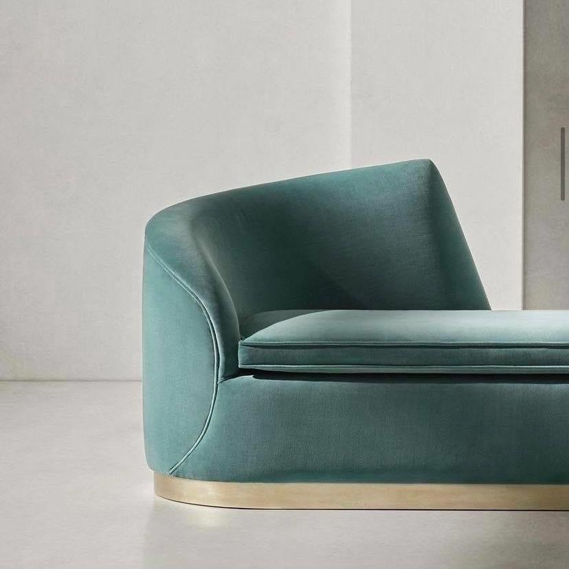 Chaise Lounge nach Maß in maßgefertigten Holz- und Samtausführungen (Moderne) im Angebot