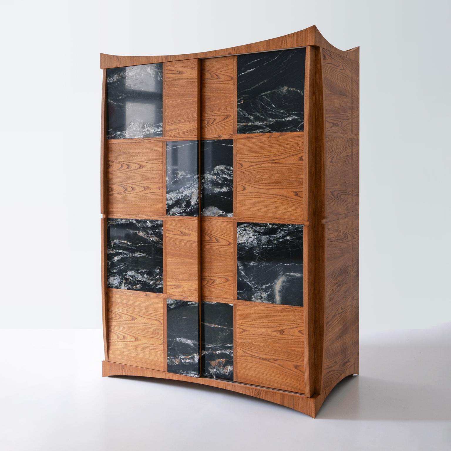 Armadio contemporaneo a due ante scorrevoli in legno di olmo e marmo, realizzato a mano e personalizzabile.