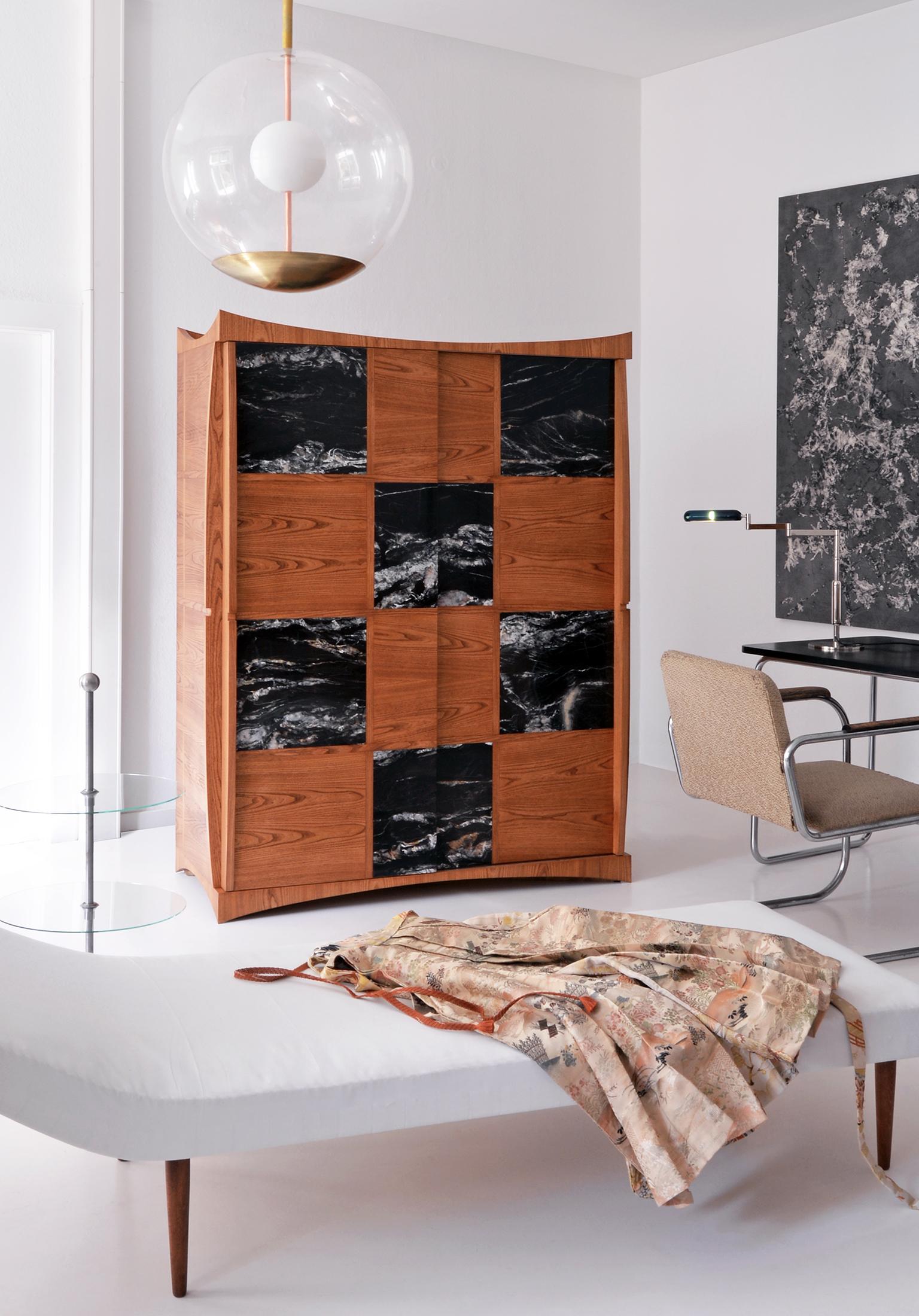 Moderno Armadio su misura con ante scorrevoli, legno di olmo e marmo, realizzato a mano in vendita