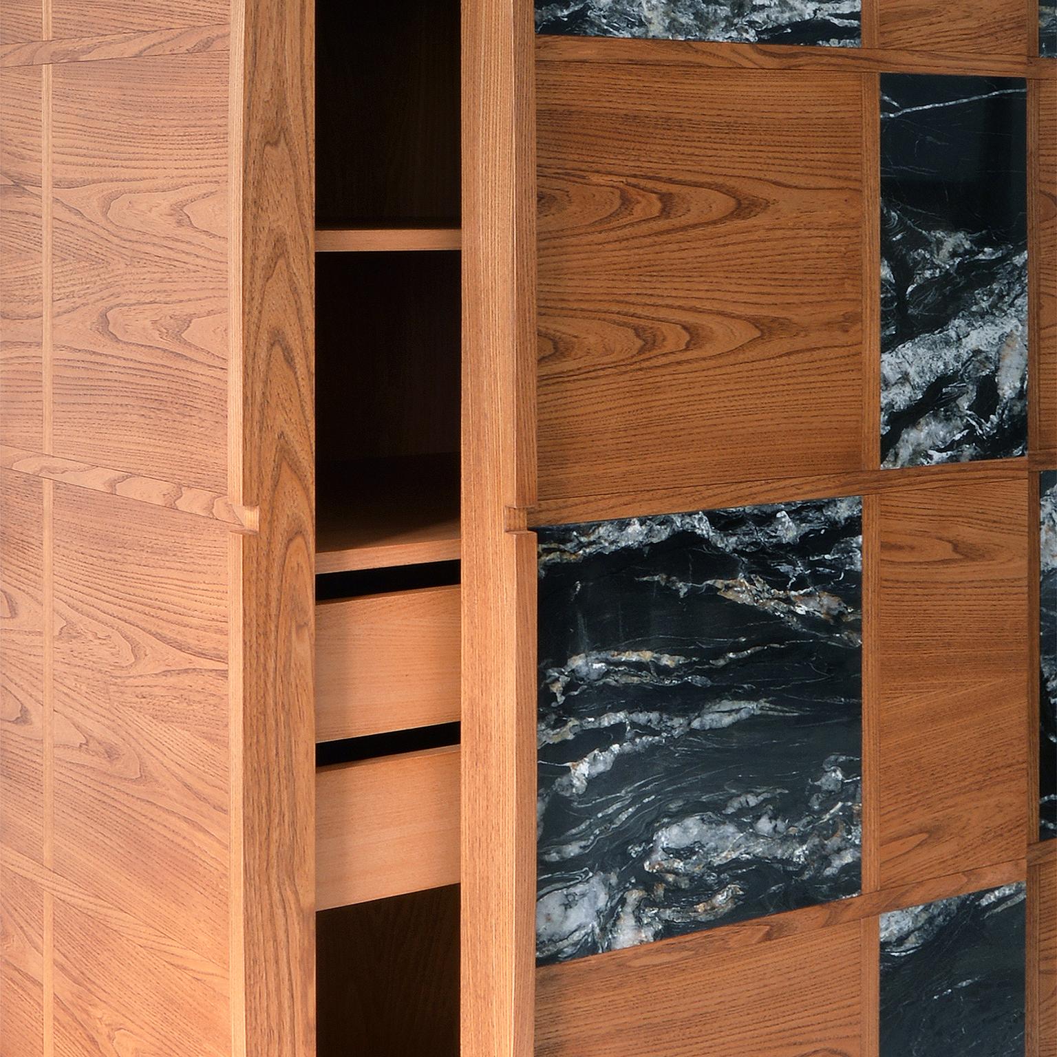 Armadio su misura con ante scorrevoli, legno di olmo e marmo, realizzato a mano In condizioni Nuovo in vendita a Berlin, DE