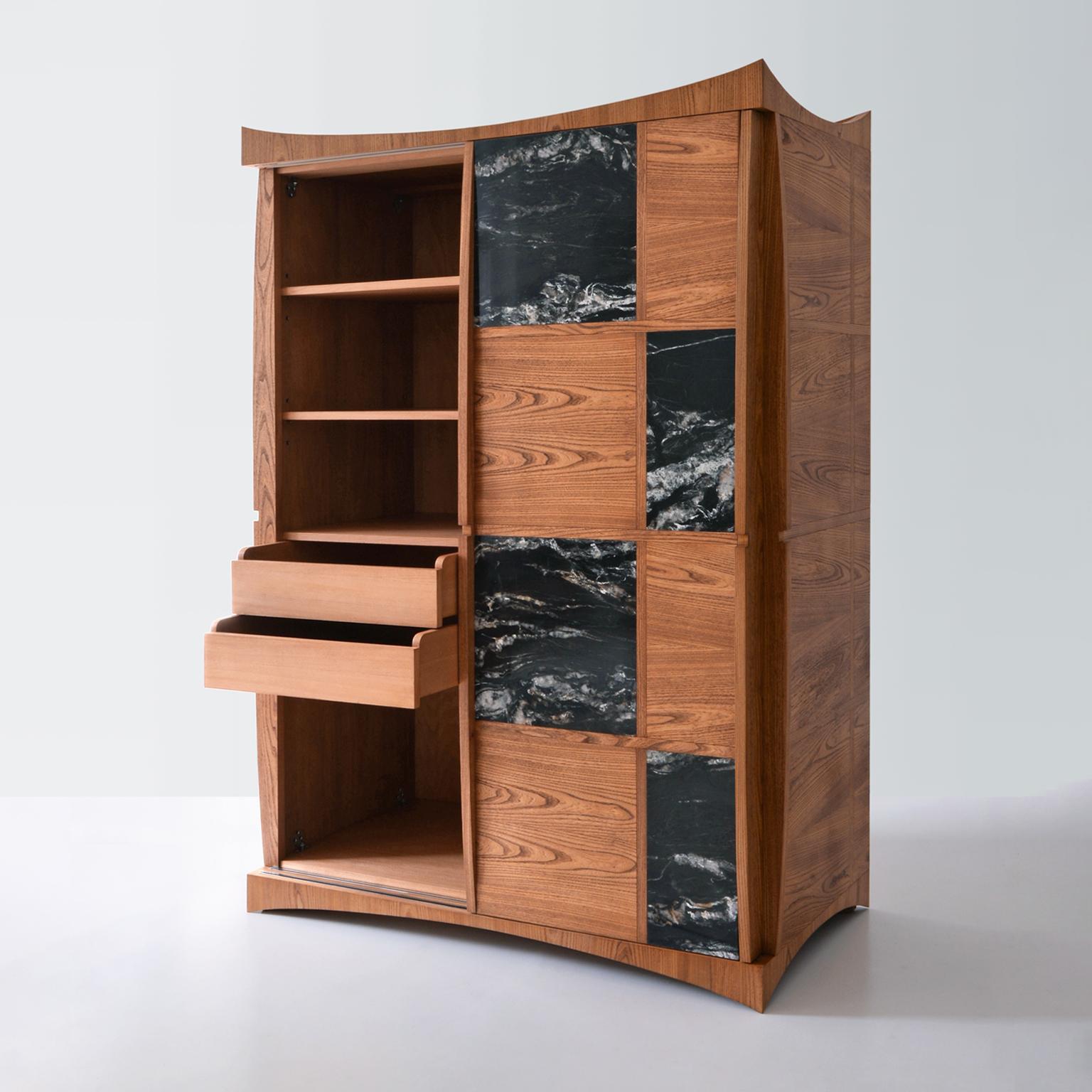 Tedesco Armadio su misura con ante scorrevoli, legno di olmo e marmo, realizzato a mano in vendita