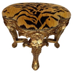 Tabouret rococo italien sculpté et fabriqué à la main à Oder avec garniture de tête de clous