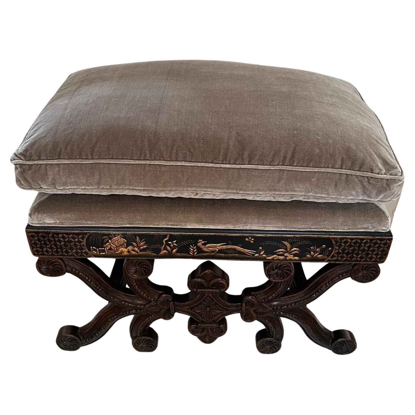 Fabriqué sur commande 20-26 Tabouret Chinoiserie, base teintée noyer avec laque noire craquelée soulignée d'or et de détails Chinoiserie en relief en or 23kt, rembourrage : coussin d'assise en duvet d'oie blanc 50/50 et coussin semi-attaché avec