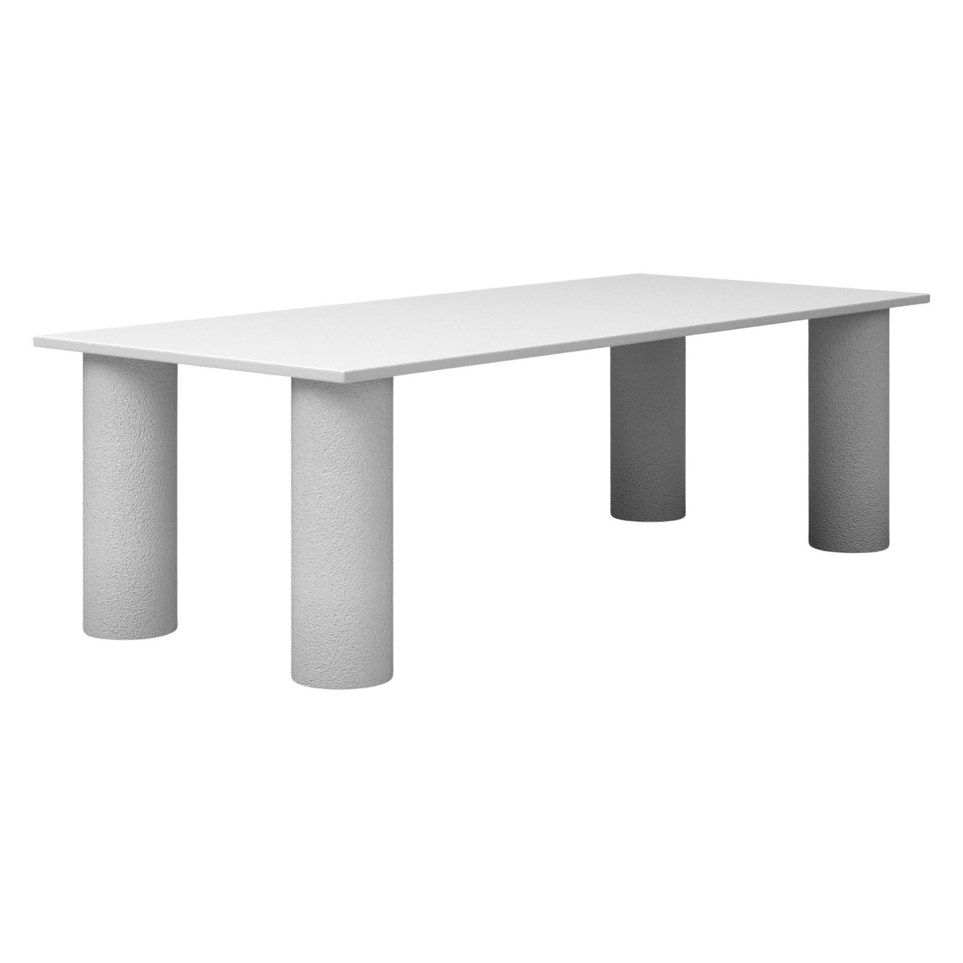 La table est fabriquée en composite de résine renforcée de fibres de verre continues et alignées, un matériau très résistant et durable. 
Méticuleusement fait à la main par des artisans qualifiés, une pièce à la fois.
La table souligne la beauté du