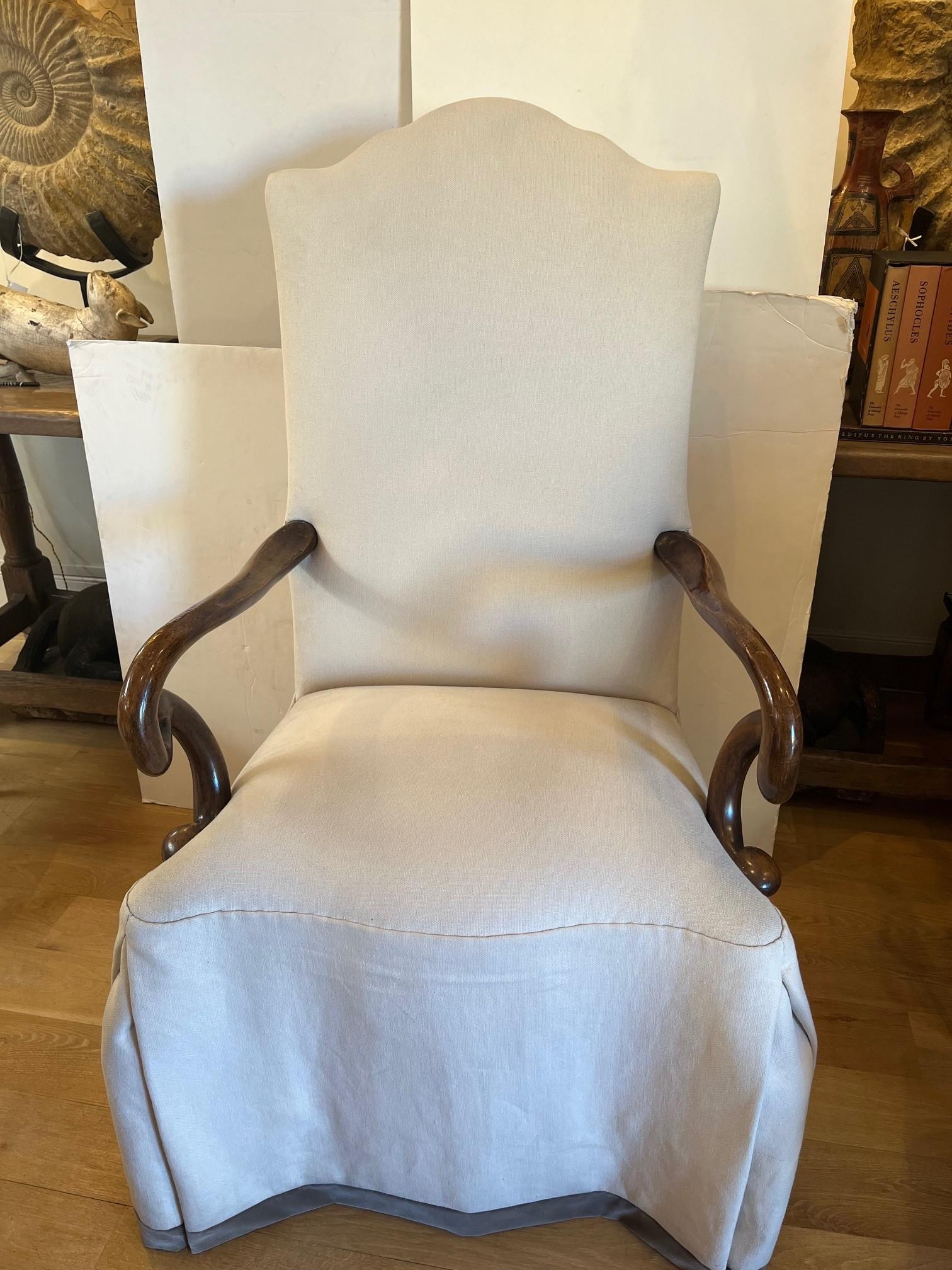 Fauteuil Genovese fabriqué sur commande, pieds et accoudoirs sculptés, chaise de salle à manger en noyer vieilli, 
Rembourrage : Matériel propre au client