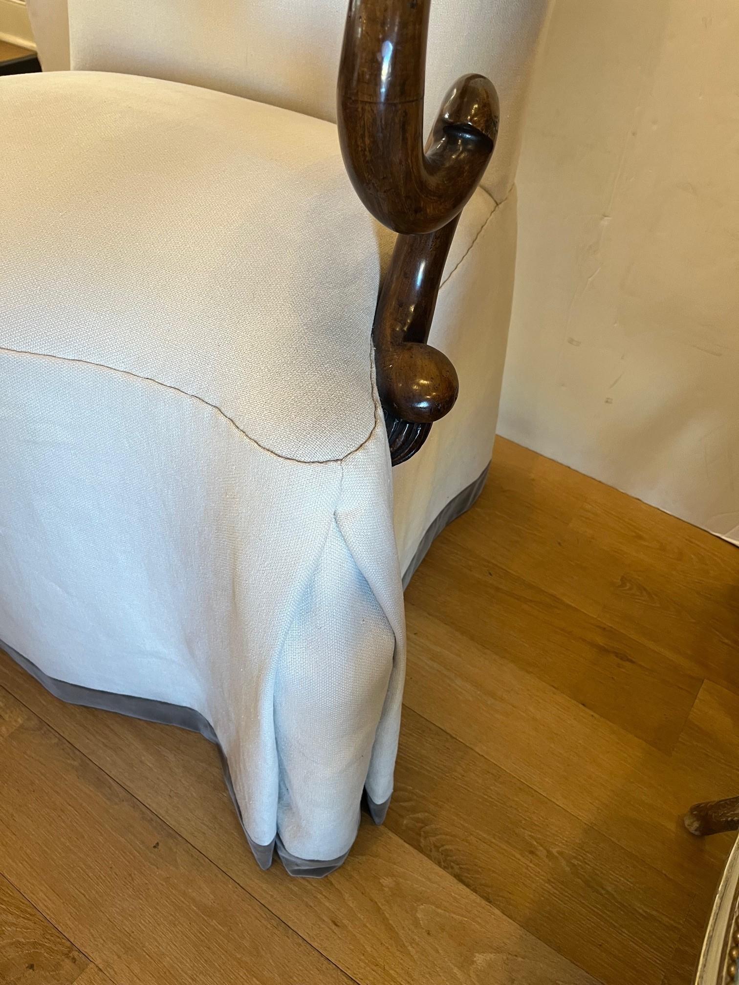 Fabriqué sur commande Accoudoirs et pieds sculptés Fauteuil de salle à manger Genovese en vente 2