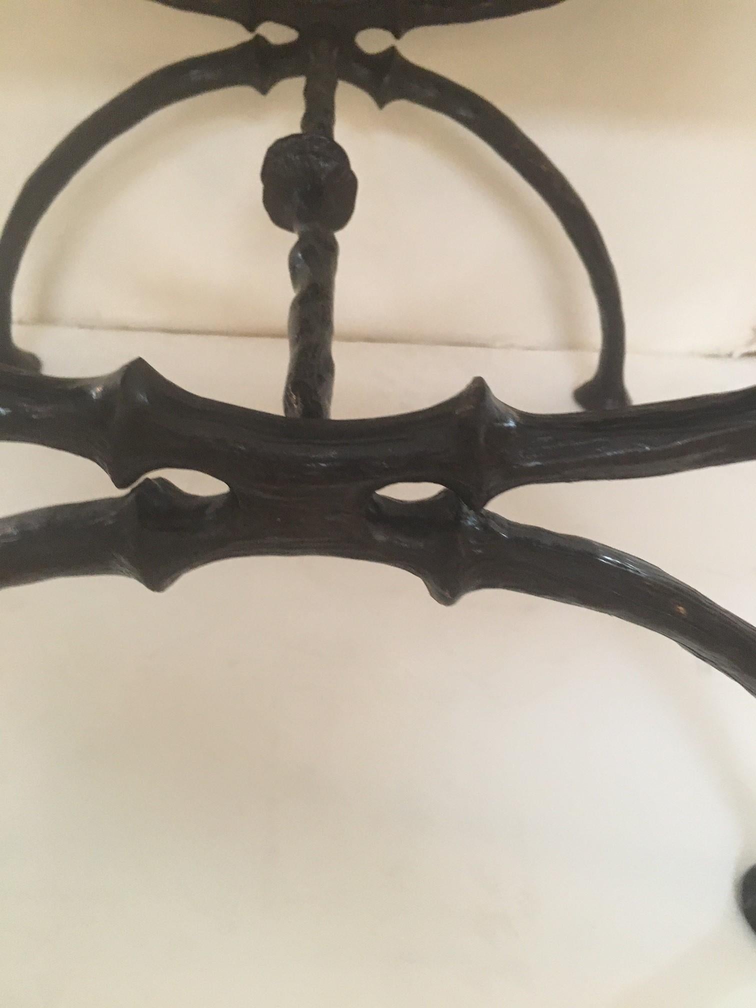 Auf Bestellung gefertigte Bank im Giacometti-Stil mit geschnitztem Sockel aus Schmiedeeisen, patiniert in dunkler Bronze und gepolstert mit (Straußen-)Leder in der Farbe Serengeti Caramel, 
Abmessungen: 24,5