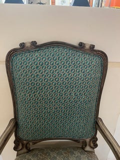 Poltrona da pranzo Fontaine con gambe, braccioli e schienale intagliati su ordinazione