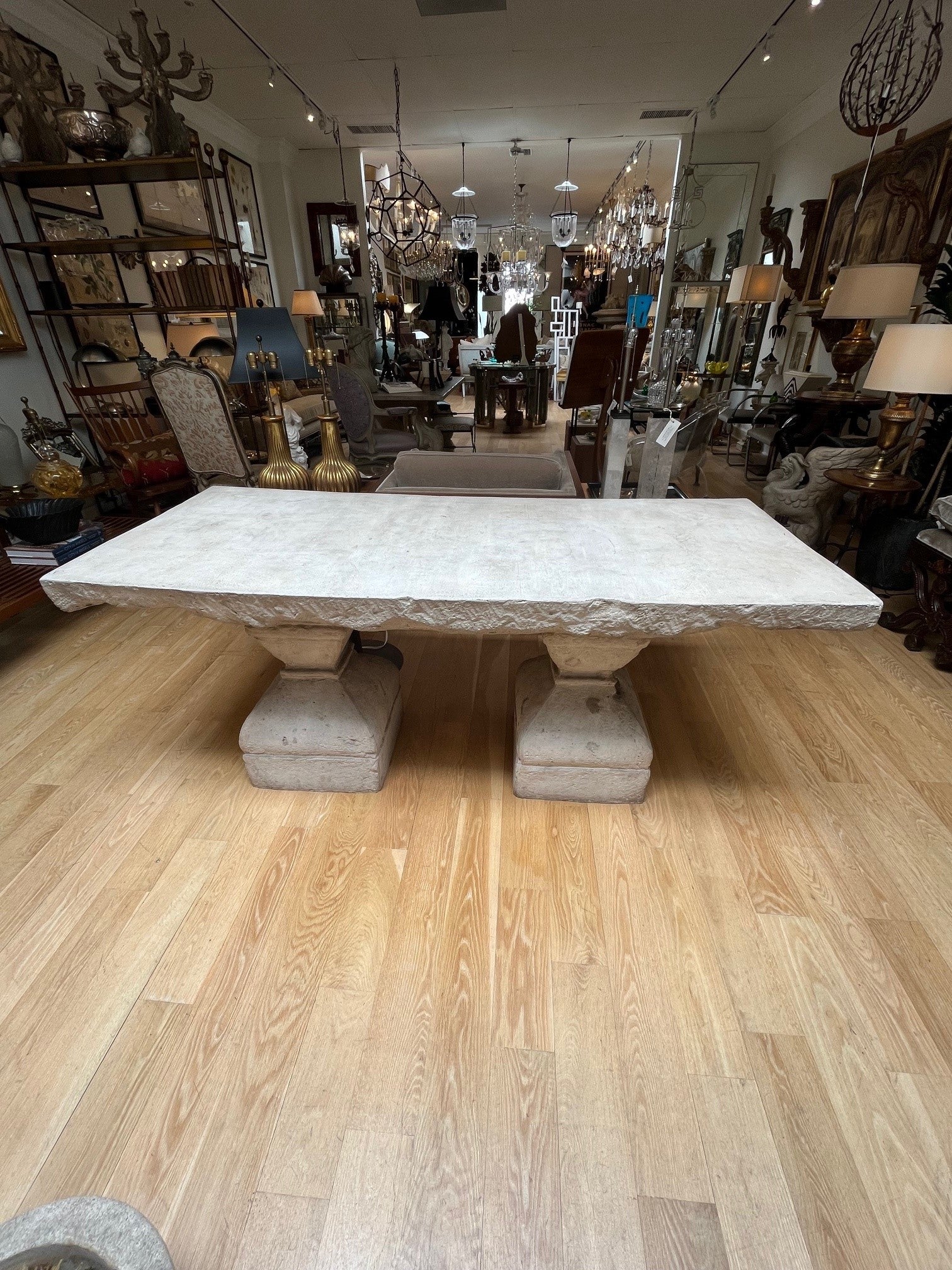 Table de salle à manger Mission en pierre sculptée avec bases en forme de balustre sculptées sur commande en vente 4