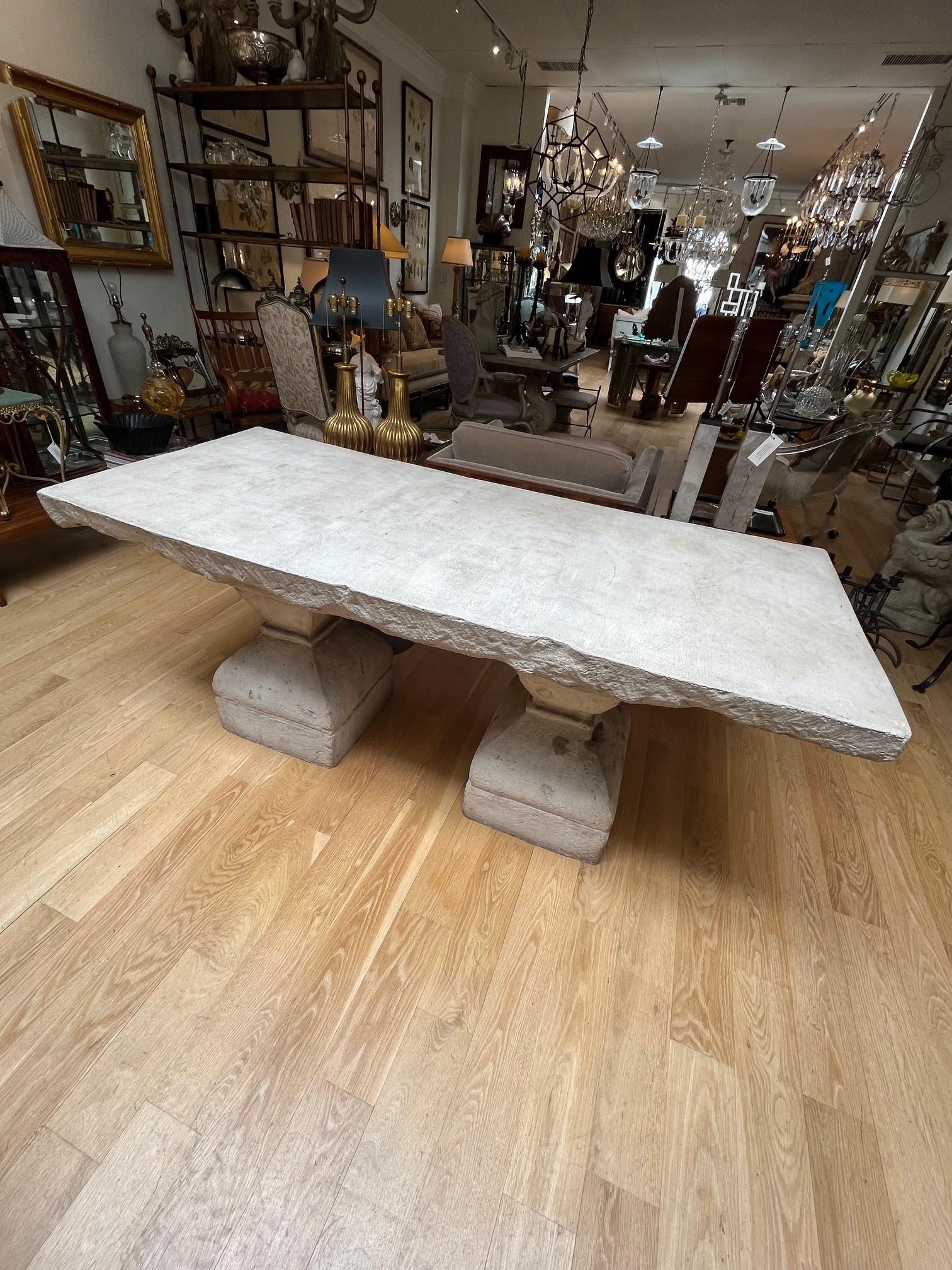 Table de salle à manger Mission en pierre sculptée avec bases en forme de balustre sculptées sur commande  en vente 5