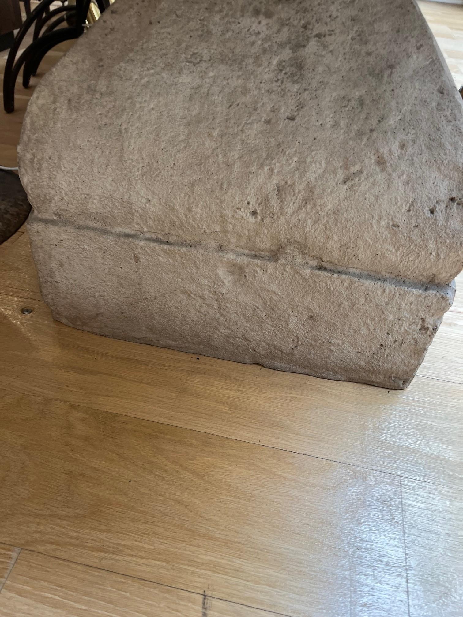 Table de salle à manger Mission en pierre sculptée avec bases en forme de balustre sculptées sur commande  en vente 10