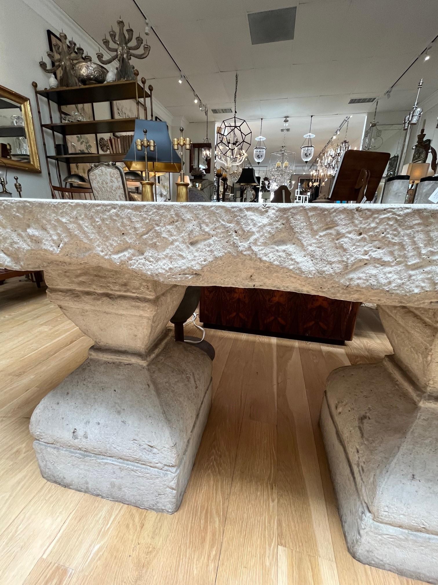 Américain Table de salle à manger Mission en pierre sculptée avec bases en forme de balustre sculptées sur commande  en vente