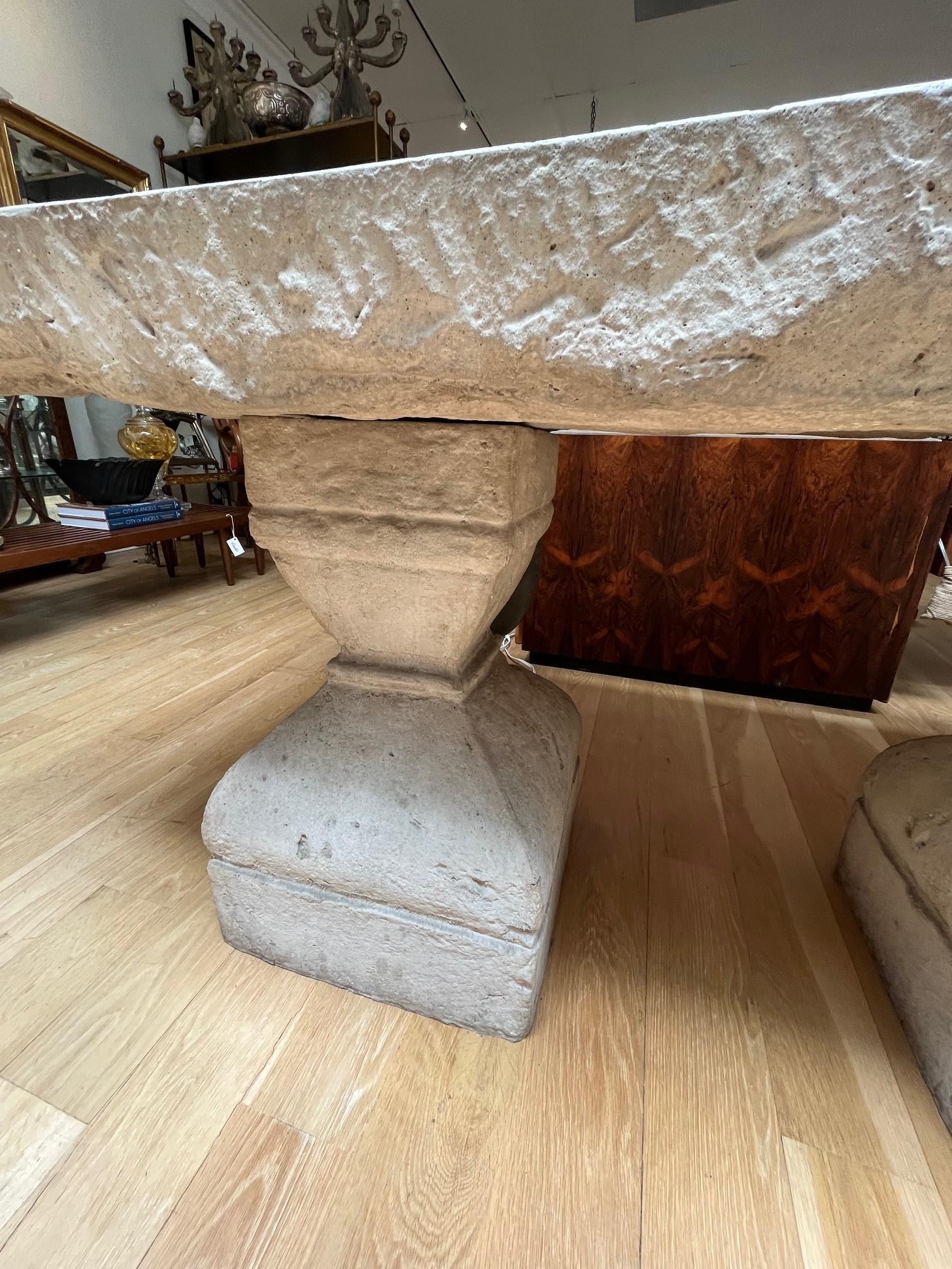 Pierre Table de salle à manger Mission en pierre sculptée avec bases en forme de balustre sculptées sur commande  en vente