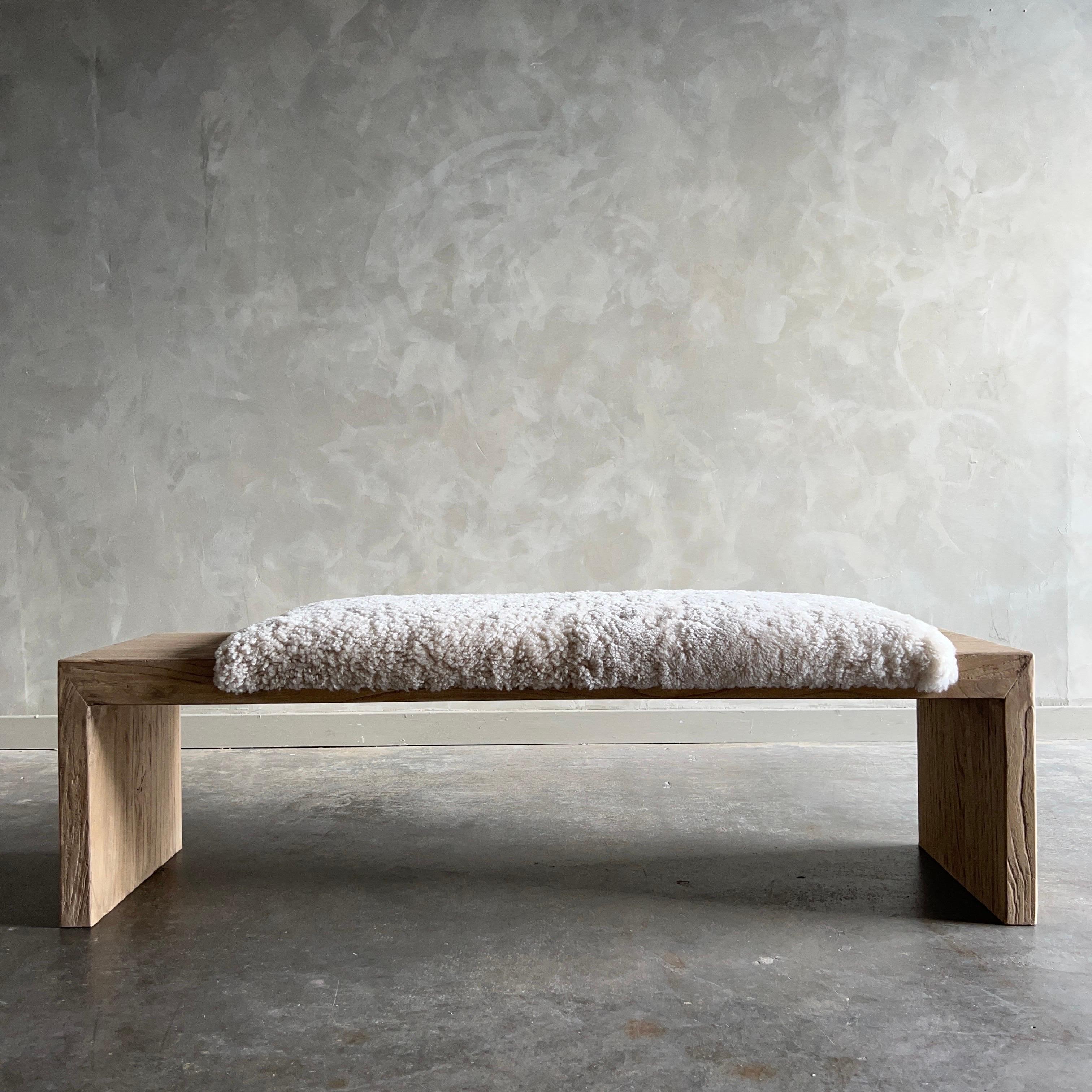 Por encargo 
Estilo madera recuperada
acabado: nogal 
Tapizado en piel de oveja noruega color hueso.
 La altura del asiento es de aprox. 17″-18″ (parte del cojín)

Banco de olmo 67