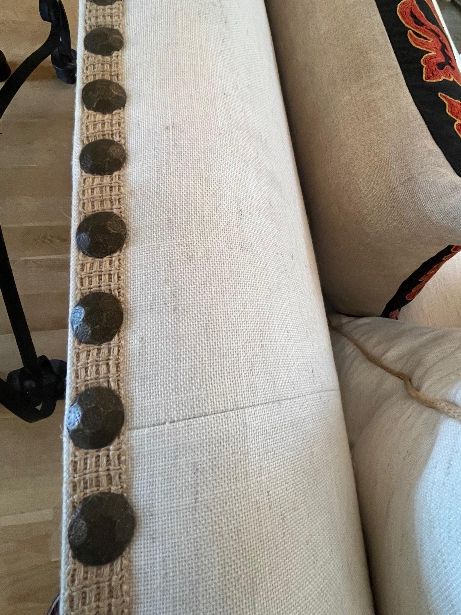Classic Drop Arm Knole Sofa mit geschnitztem Untergestell aus massivem Nussbaumholz, auf Bestellung gefertigt  im Angebot 6
