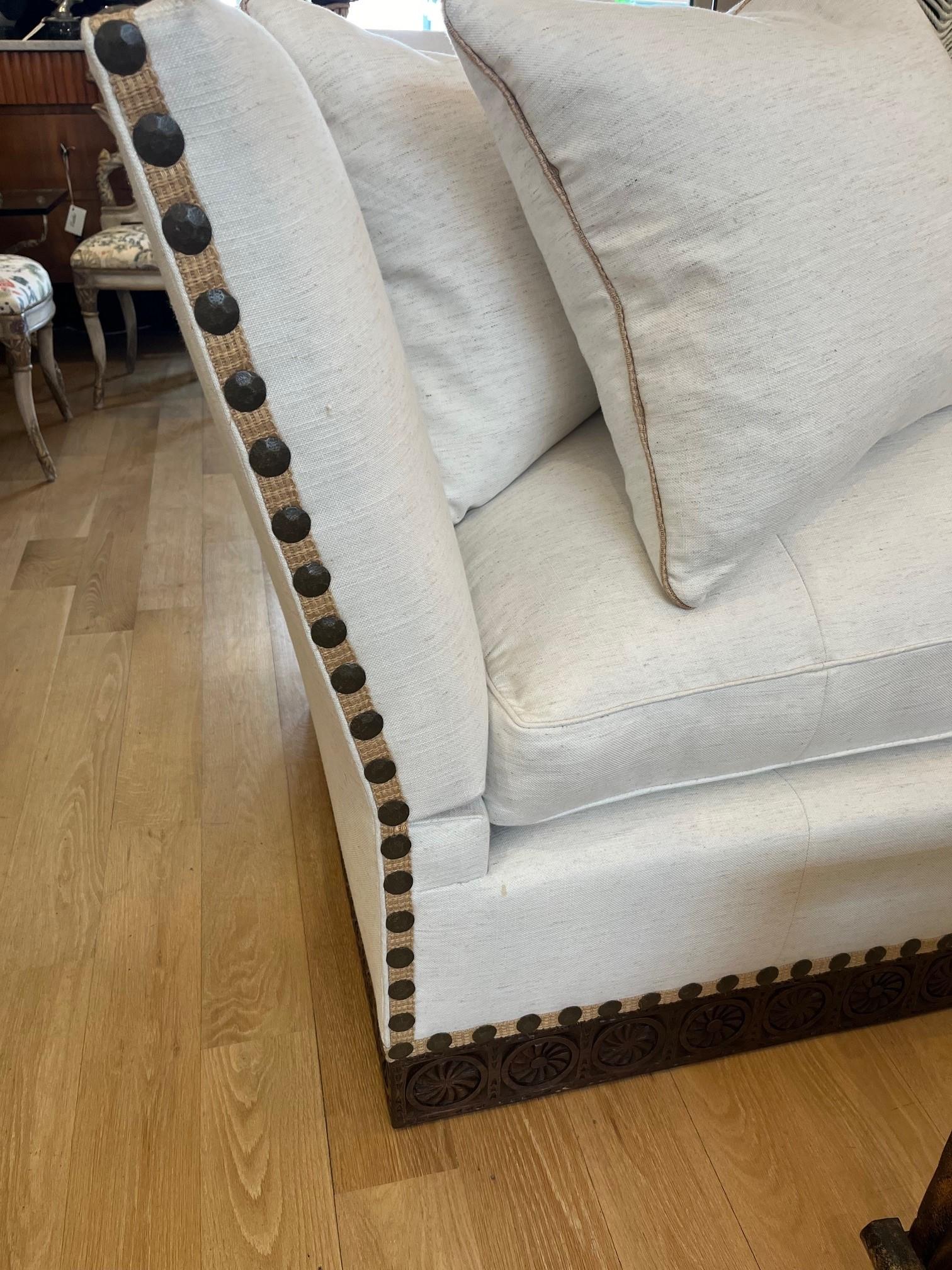 Classic Drop Arm Knole Sofa mit geschnitztem Untergestell aus massivem Nussbaumholz, auf Bestellung gefertigt  im Angebot 10