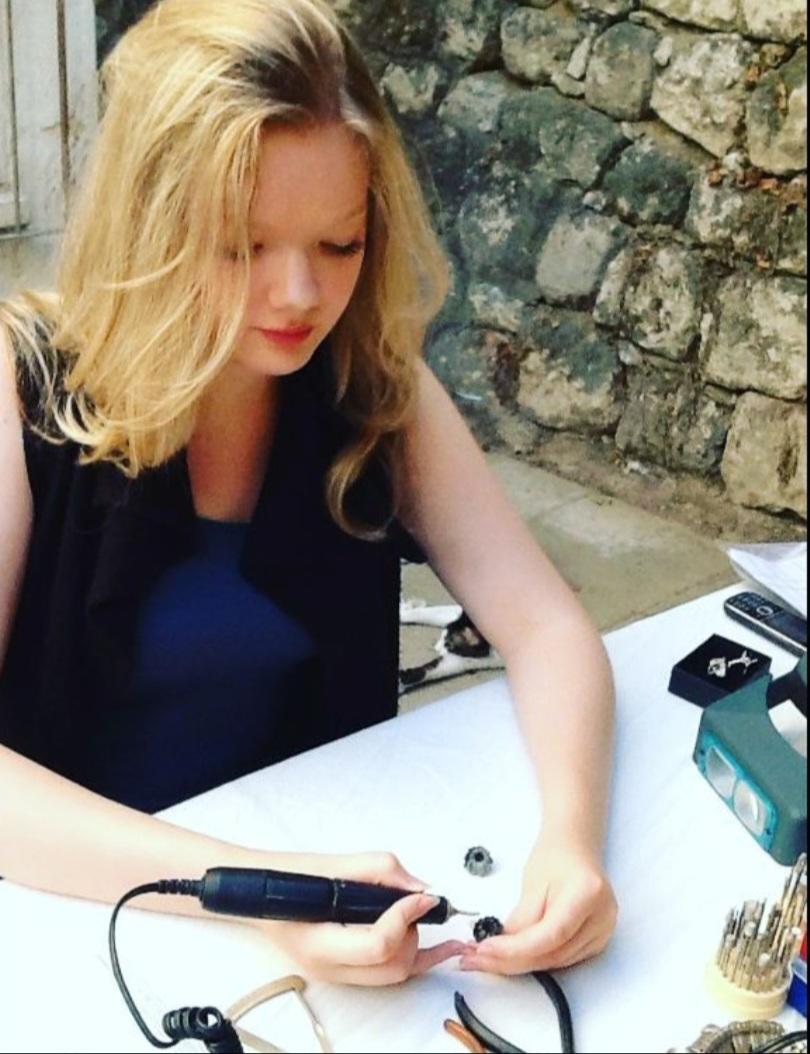 Im Angebot: Maßgefertigter Cocktailring aus 18 Karat Weißgold mit Falkenauge und 3,2 Karat Diamanten () 3