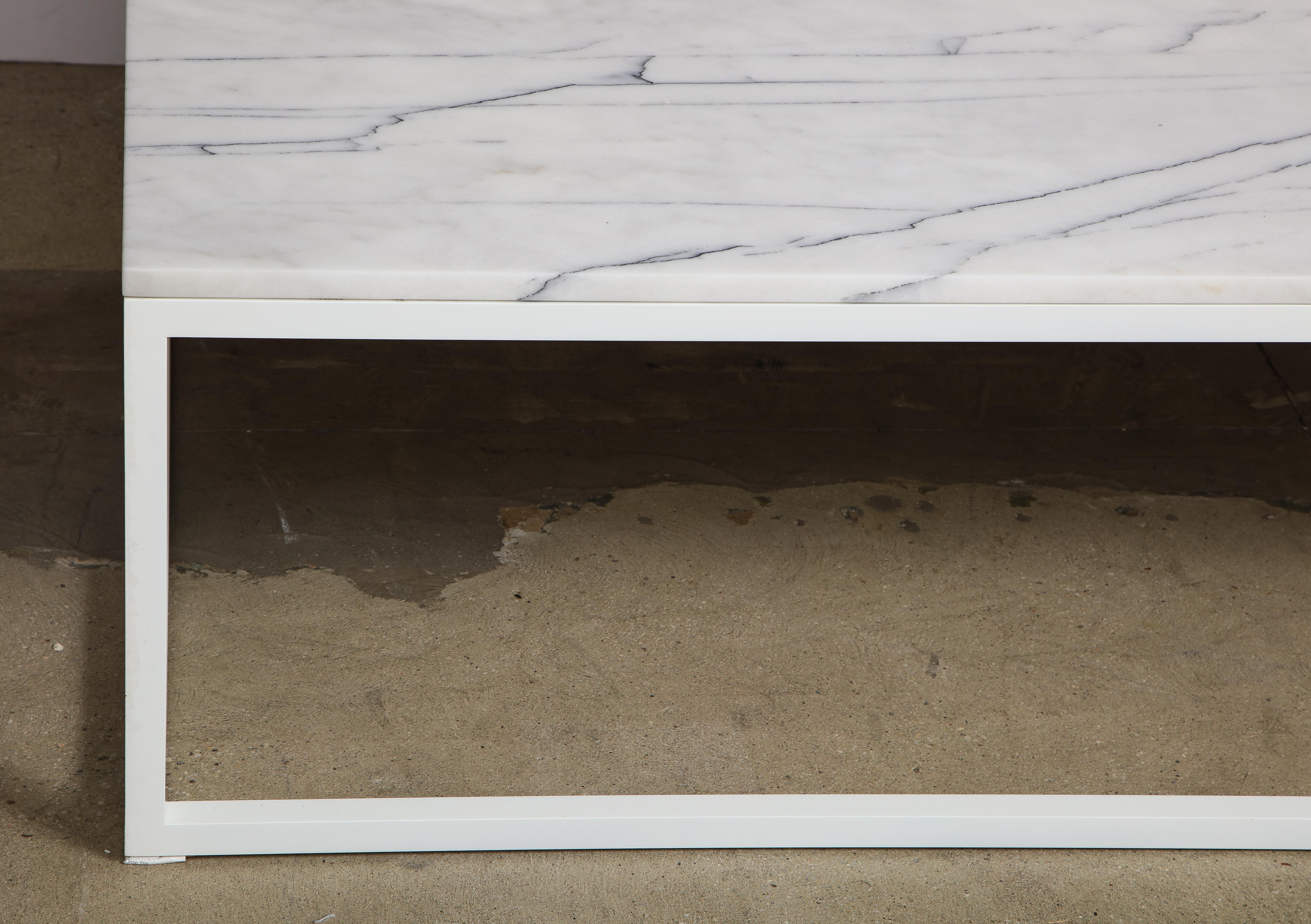 Métal Table basse en métal blanc et plateau en marbre, fabriquée sur commande, en stock en vente